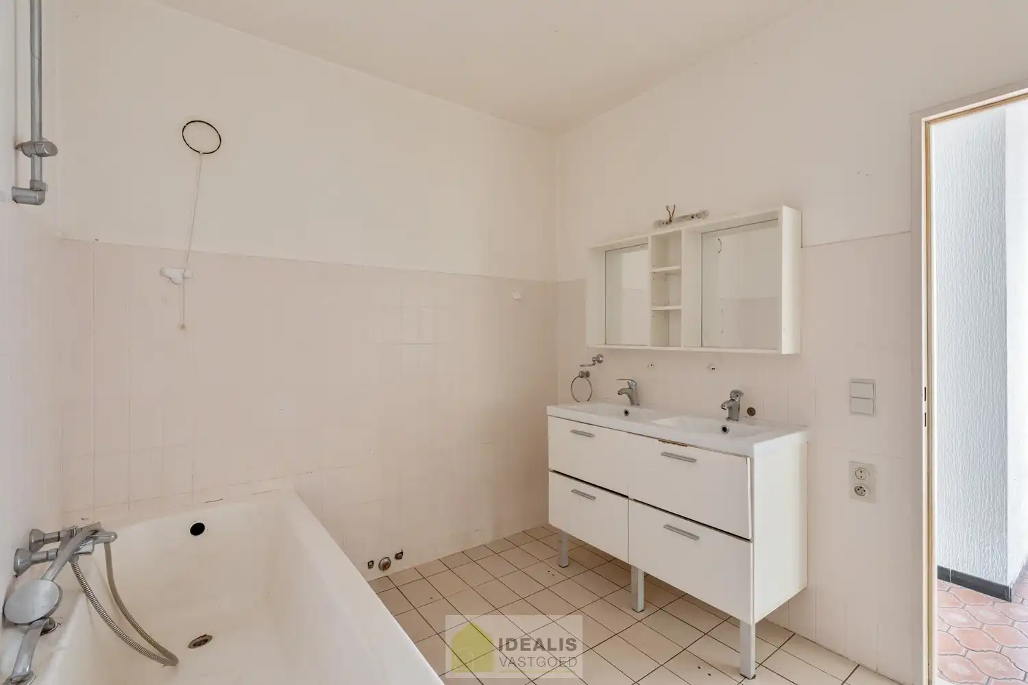 IDEALIS VASTGOED -  INVESTERINGSEIGENDOM BESTAANDE UIT 2 GELIJKVLOERSE HANDELSPANDEN EN 5 BOVENLIGGENDE APPARTEMENTEN IN HET CENTRUM VAN PELT! – te renoveren investeringseigendom op een toplocatie in Pelt (Neerpelt). Gelijkvloers 2 handelspanden, op de 1ste verdieping een 3 slpk.-appartement, 2de verdieping een 3 slpk.-appartement en een 1 slpk.-appartement en op de 3de verdieping een 3 slpk.-appartement en een 1 slpk.-appartement. Geschikt voor zij die zoeken naar een interessante investering in het centrum van Pelt. foto 22