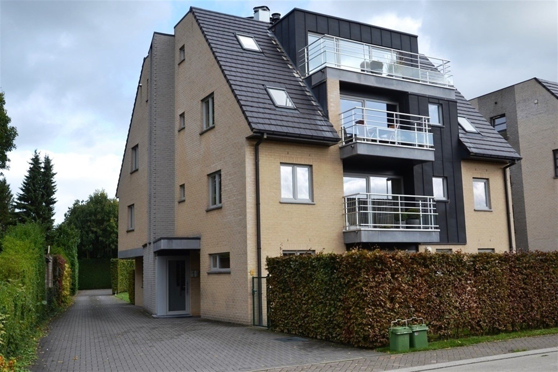 Gelijkvloers appartement met terras gelegen op wandelafstand van het centrum. foto {{pictureIndex}}