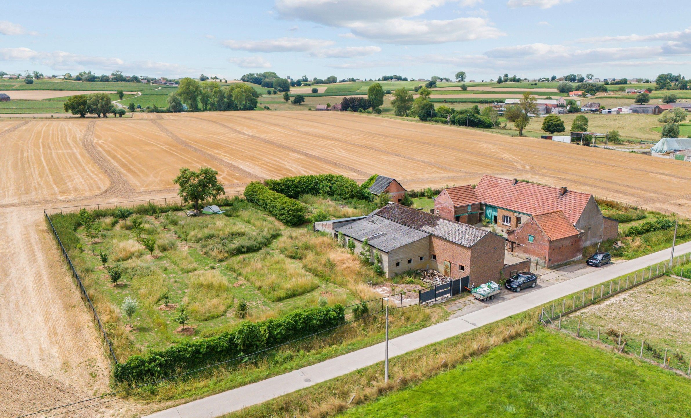 Hoofdfoto van de publicatie: Te renoveren hoeve met schuur, loods en prachtige zichten