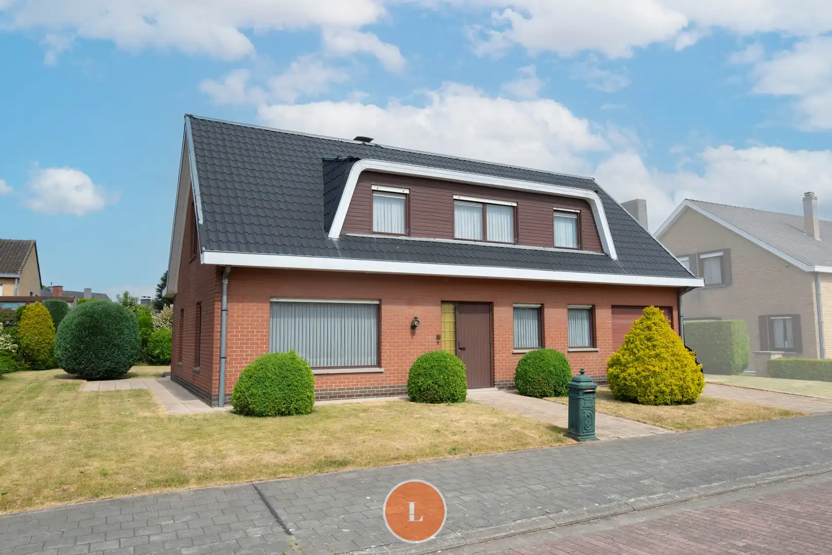 Op te frissen woning met veel potentieel in rustige wijk te Menen foto {{pictureIndex}}