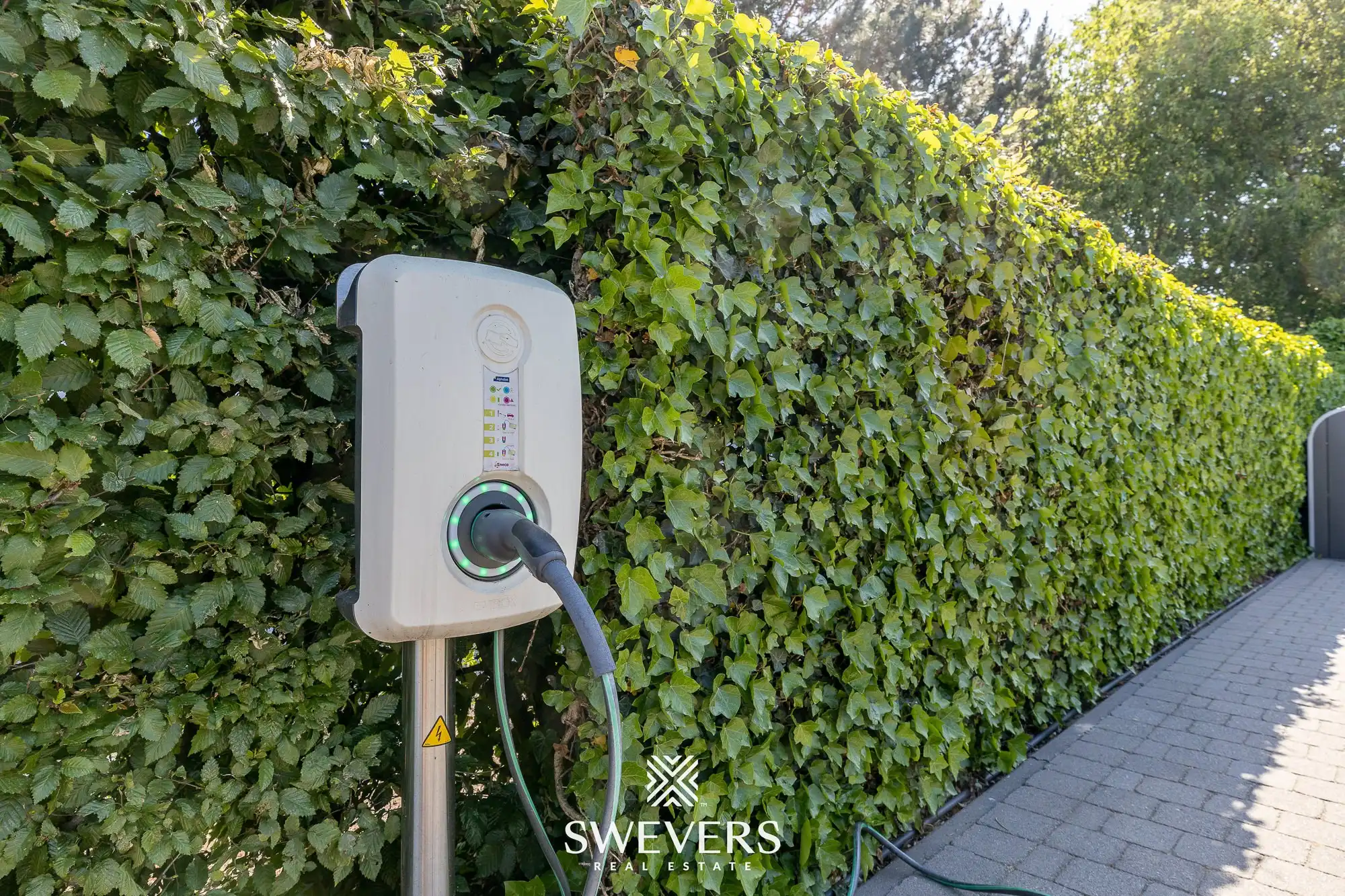 Prachtige eigentijdse bungalow met mooi aangelegde, rustige tuin foto 12