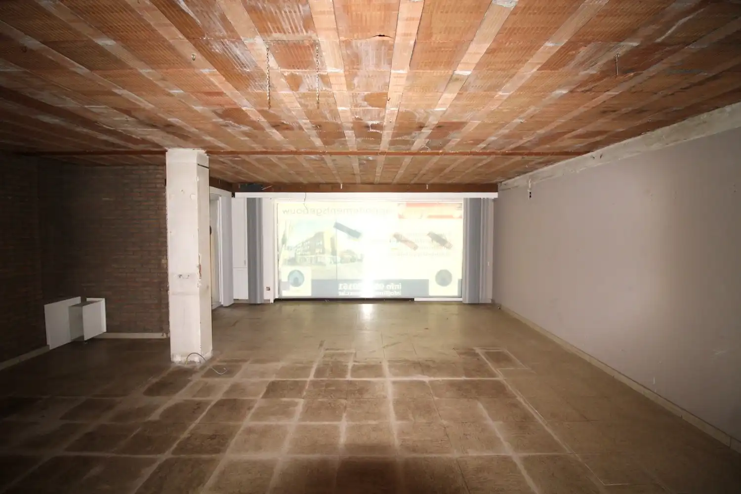 te huur Maldegem | winkel- of kantoorruimte gelegen in de commerciële hoofdstraat. foto 4