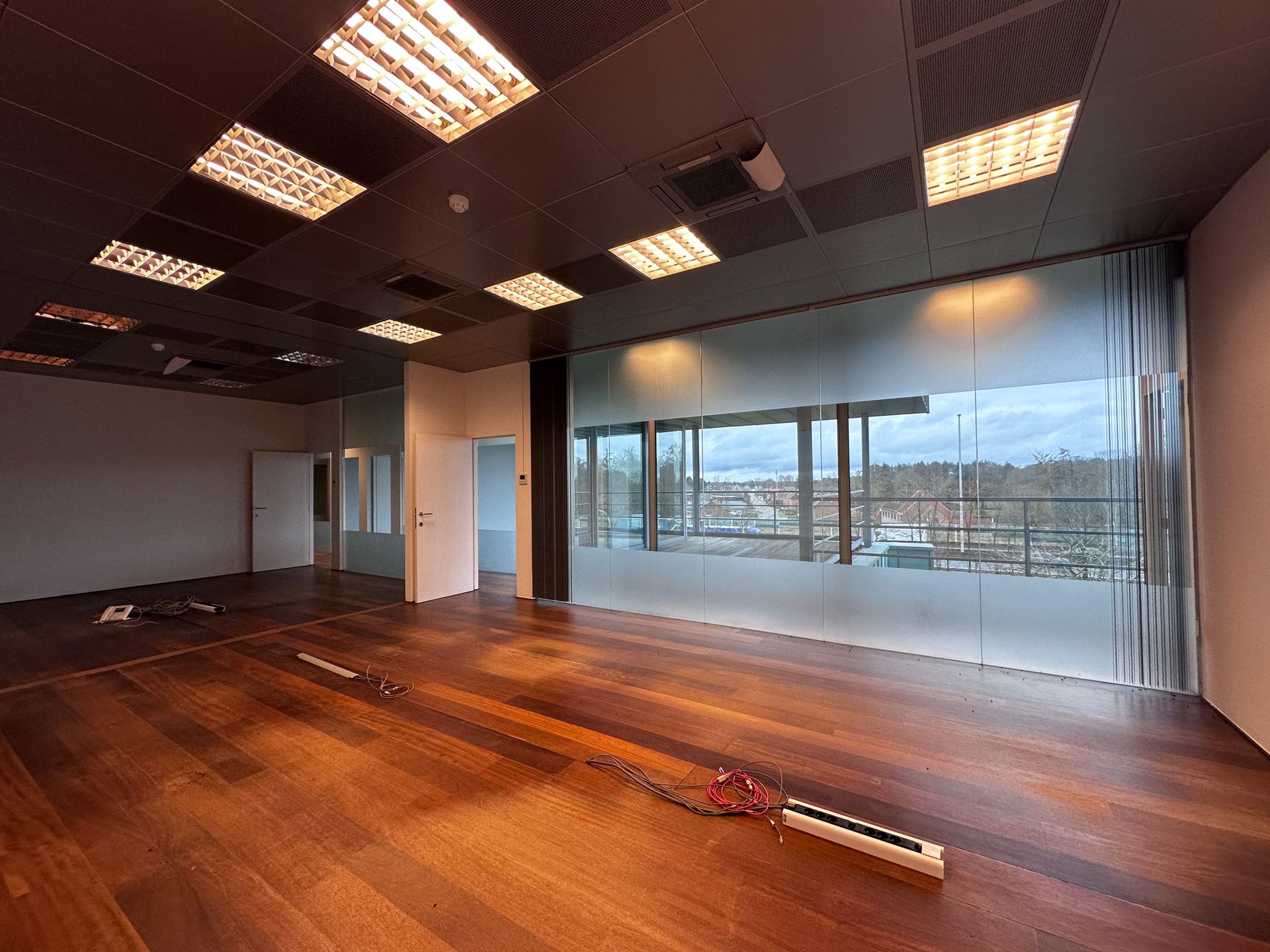 Modern Kantoor met Uitzicht en Strategische Ligging foto 15