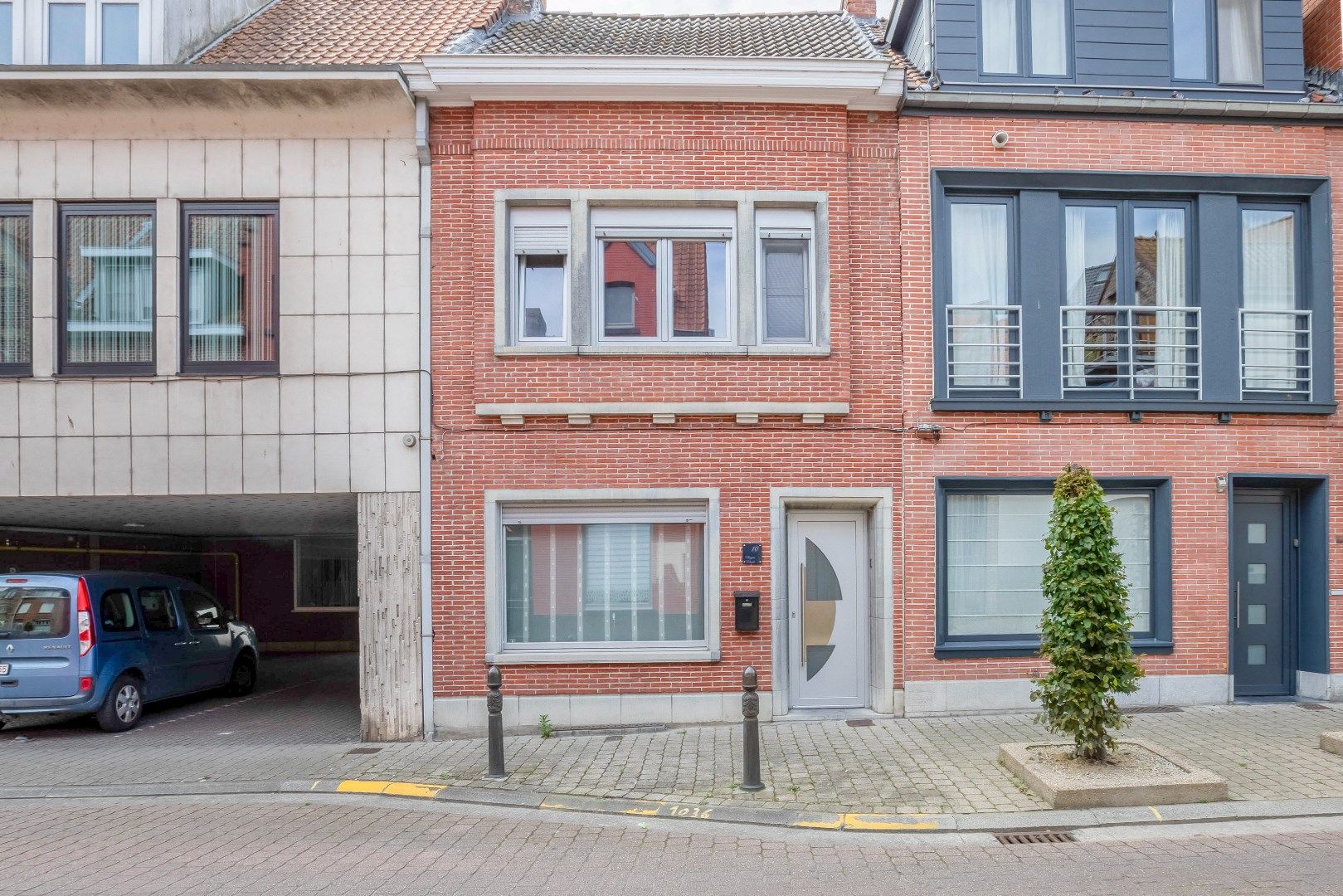 Toffe woning in rij met ingerichte tuin en garagebox foto 1