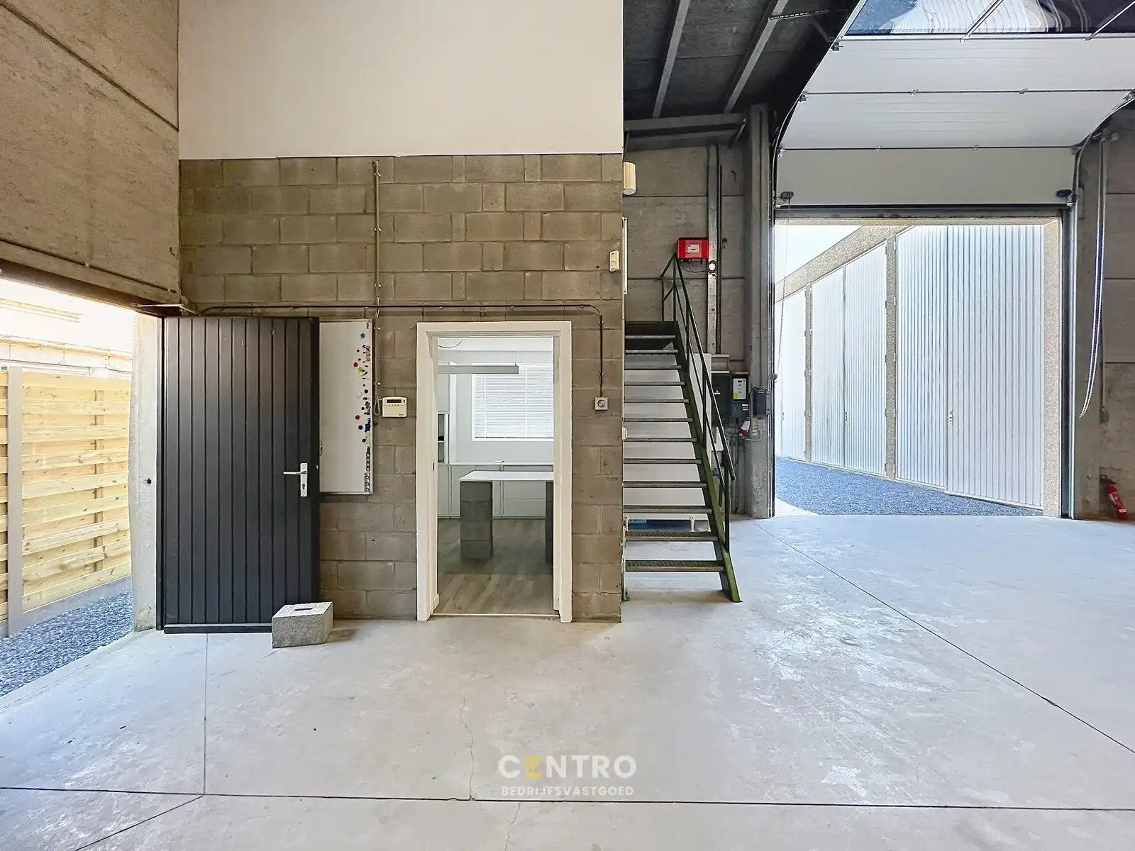 Instapklaar bedrijfspand (±345 m²) met magazijn, kantoor én 4 verhuurbare opslagunits, 1 garage en ruime parking op 603 m²  te INGELMUNSTER! foto 7
