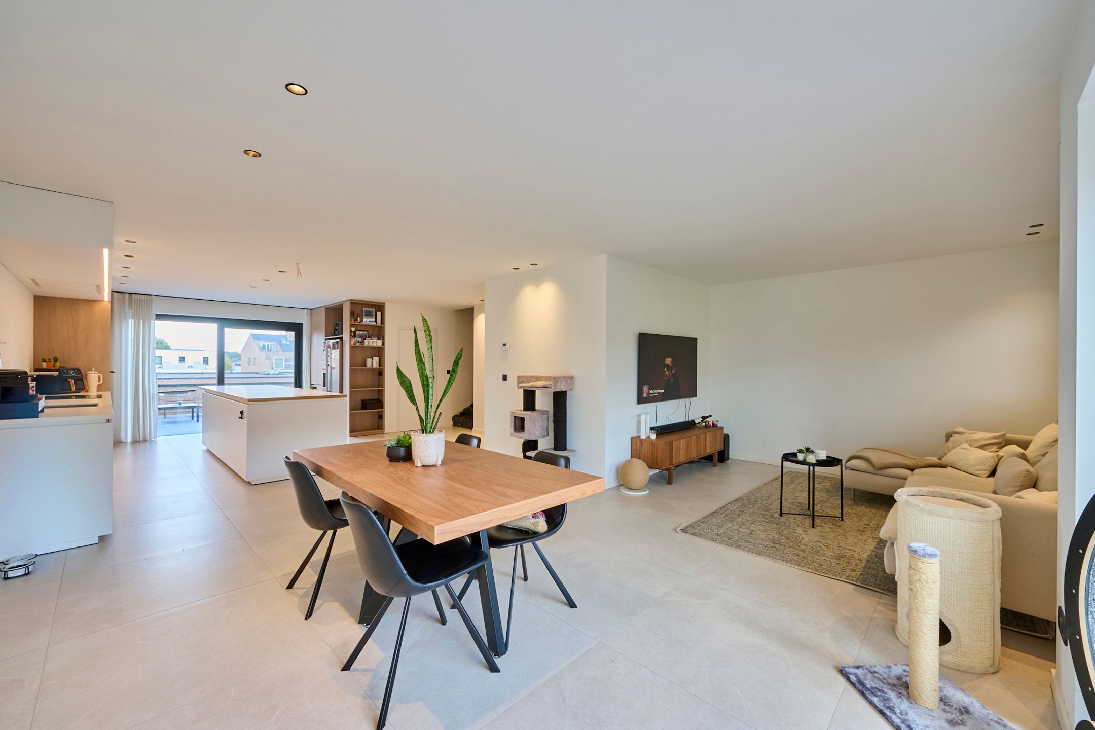 ZEER RUIM MODERN EN LICHTRIJK TRIPLEX APPARTEMENT VAN 160m² foto {{pictureIndex}}