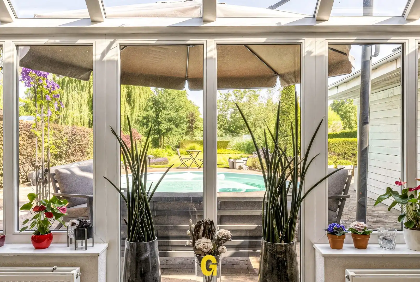 Halfopen woning met prachtige tuin met zwembad en blijvend zicht op achterliggend groen foto 10