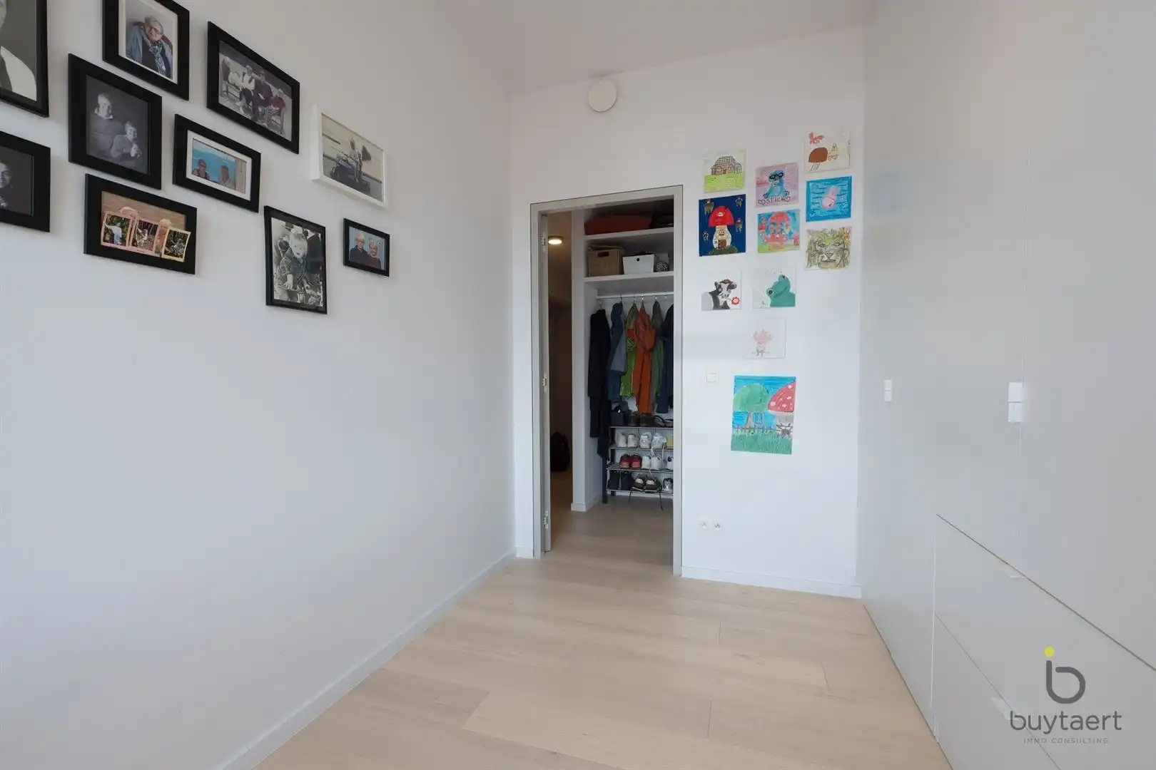 WONEN IN STIJL: een knap 2-slaapkamer appartement op de 3de verdieping met terras te Deurne-Zuid! foto 26