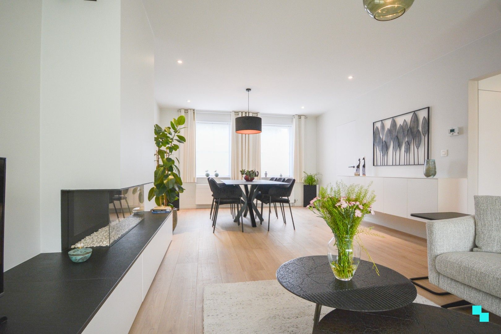 Smaakvol gerenoveerde woning met garage achteraan te Roeselare foto {{pictureIndex}}