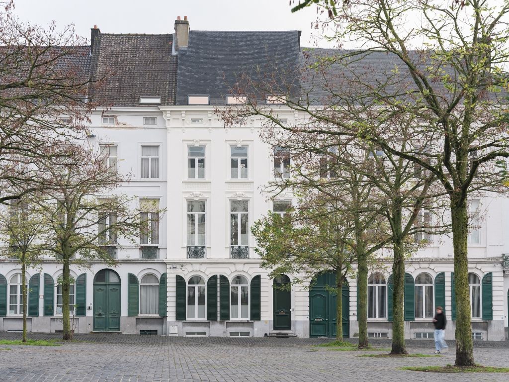 Instaplaar duplex-appartement met 1 slaapkamer en terras op een zeer gegeerde locatie – Sint-Pietersplein. foto {{pictureIndex}}