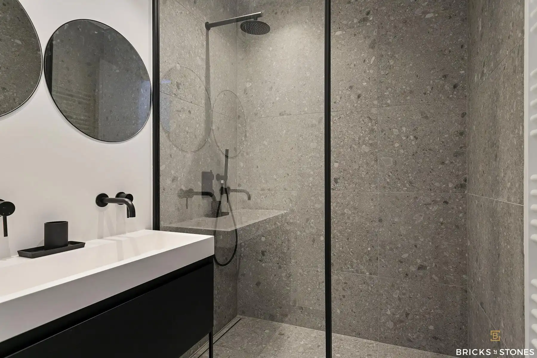 Ruim gerenoveerd 2-slaapkamer appartement met prachtig zicht foto 8