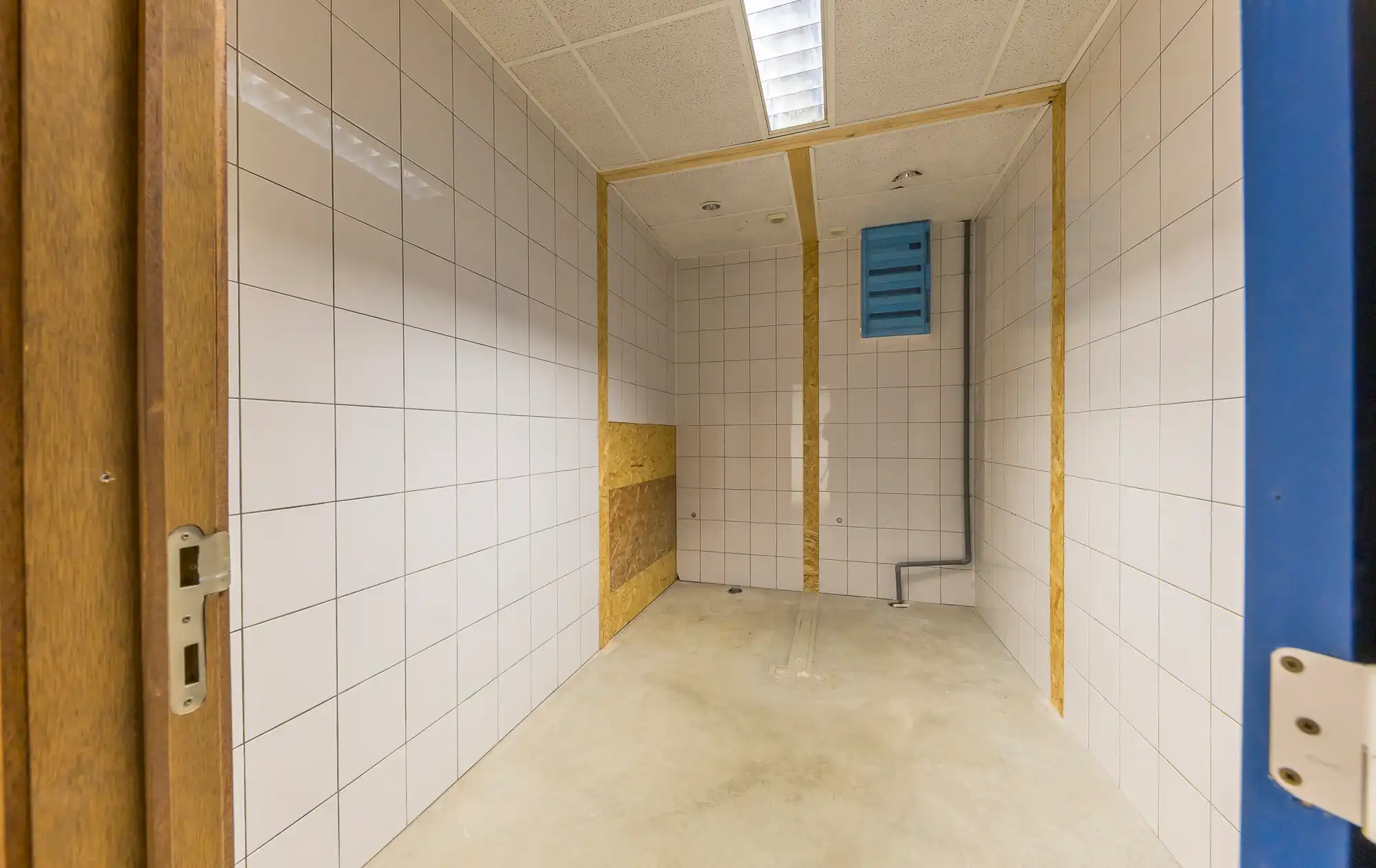  Zoeken op trefwoorden ... Vergelijk aanbiedingen TE KOOP: Bedrijfshal van 850m2 op gunstige locatie in Bree (industrieterrein Vostert) foto 8