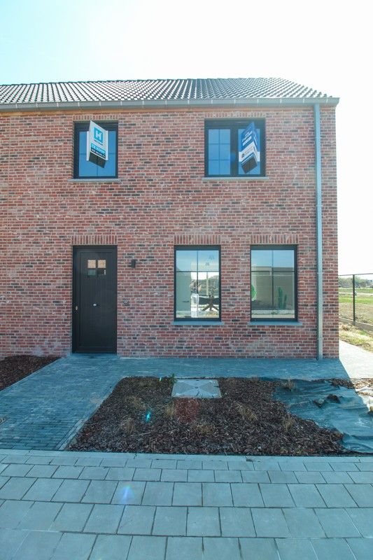 Afgewerkte halfopen nieuwbouwwoning te Roeselare foto 2
