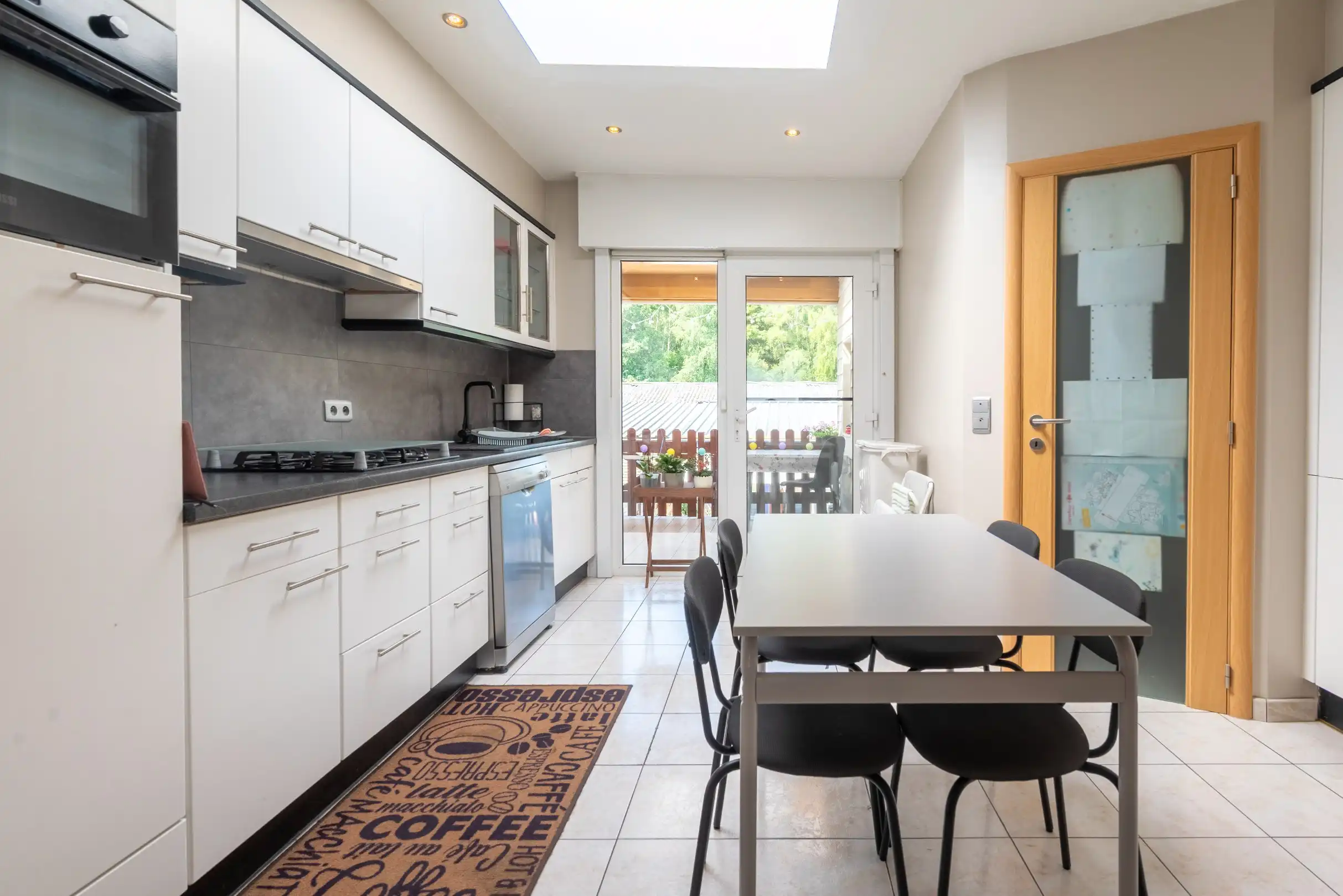 Verzorgde instapklare woning met 3 slaapkamers en dubbele garage! foto 4