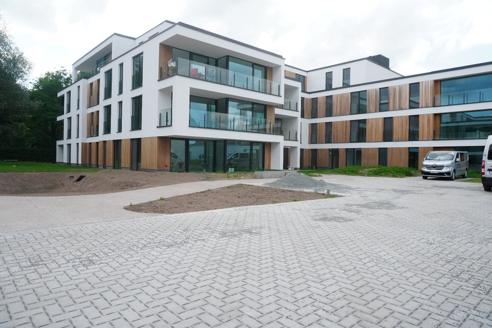Luxe nieuwbouwappartement met tuin, 3 slaapkamers en autostaanplaats foto {{pictureIndex}}