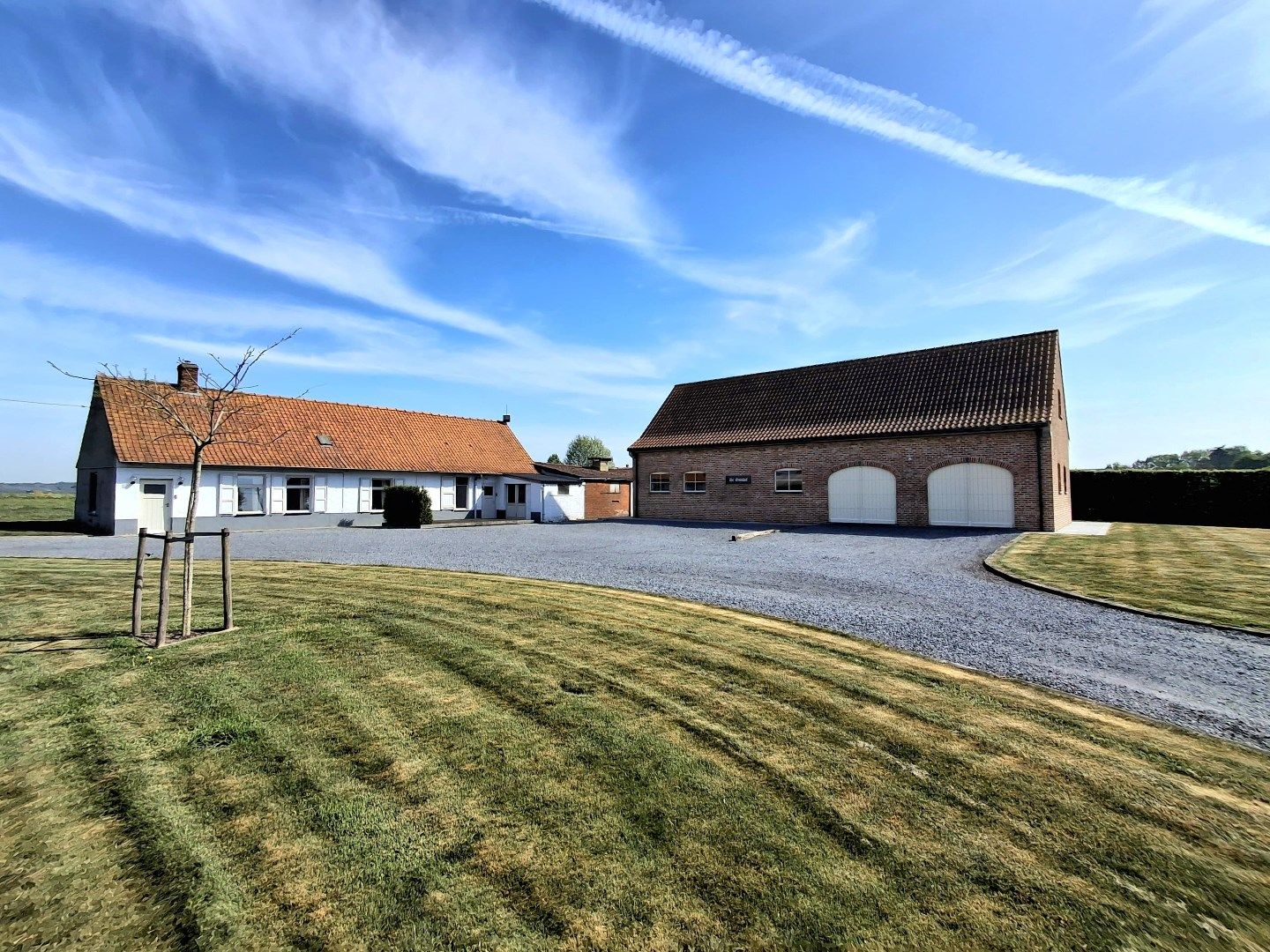 CHARMANTE HOEVE MET LANDELIJK VER ZICHT  foto {{pictureIndex}}