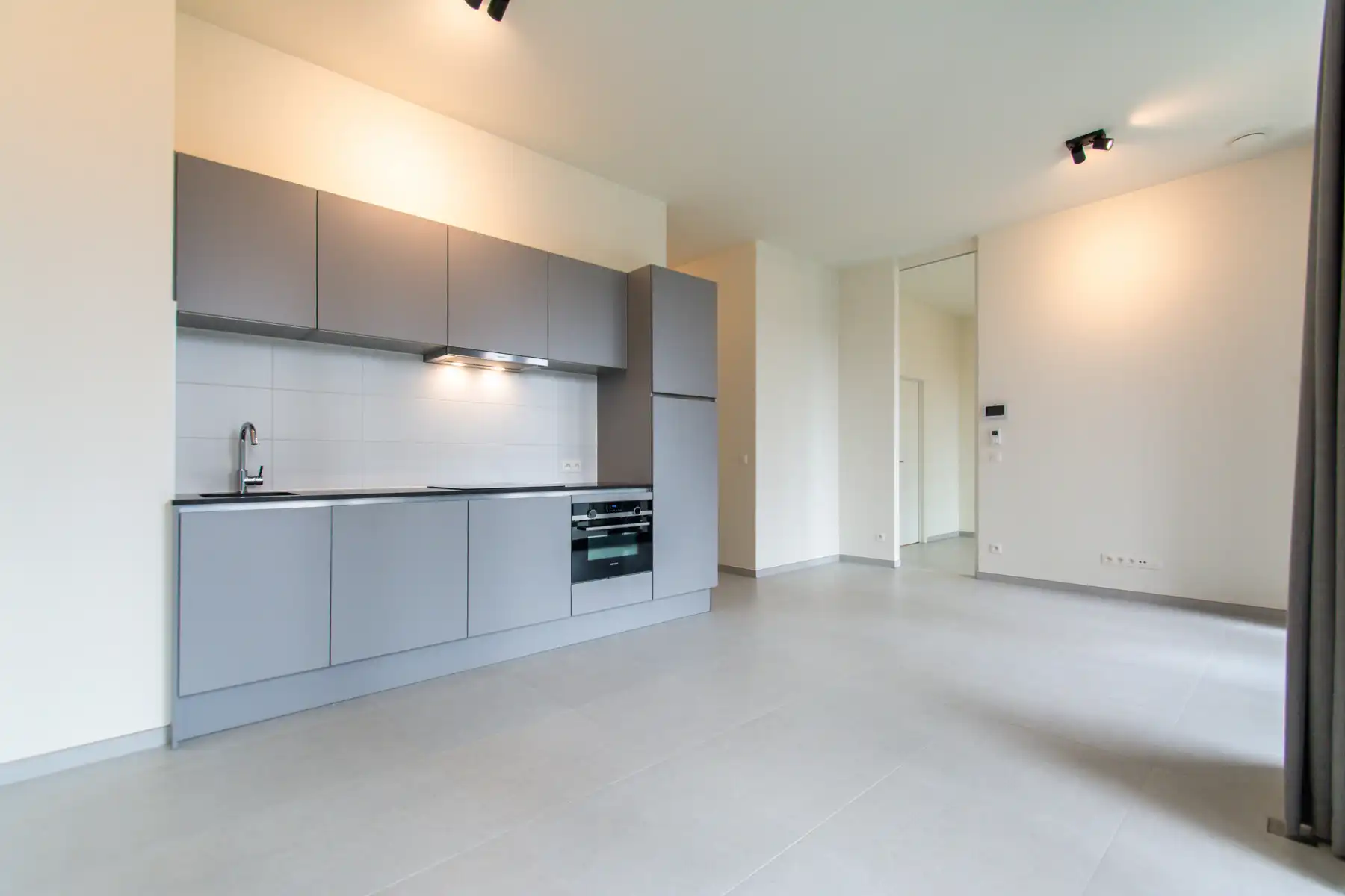 Ongemeubeld 1-slpk app. met terras en zicht op binnenpark foto 4