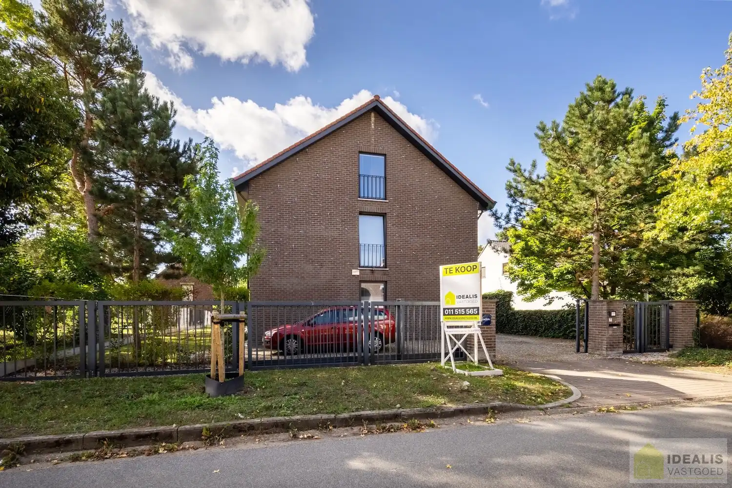 STATIG, STRAK EN UITERST RUIM COMPLEX MET HOOGSTAANDE AFWERKING EN OOG VOOR DETAIL. MOMENTEEL VOORZIEN VAN 3 SLAAPKAMERS, RIANTE LEEFRUIMTES ÉN UNIEKE LANDSCAPE KANTOORRUIMTES OP RESIDENTIËLE DOCH GUNSTIGE LOCATIE!! Dit exclusieve complex omvat maar liefst +-400m² netto bewoonbare oppervlakte! Kenmerkend aan dit statige pand is de unieke voorgevel die bezet is met keramische kunst van Pieter Stockmans. Gelegen op een residentiële locatie in een rustige woonstraat doch op enkele minuten van het centrum van Genk! foto 6