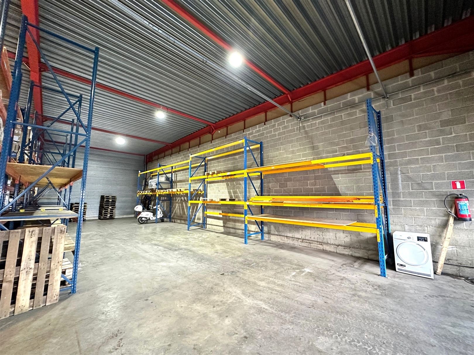 TE HUUR: Opslagruimte van 140m² te Genk! foto 7