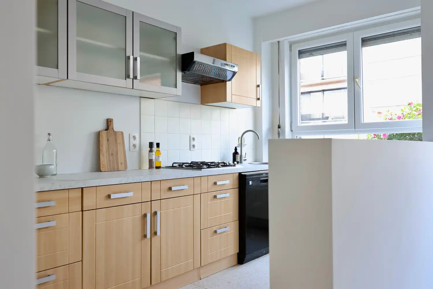 Instapklaar appartement met 2 ruime slks, tuin en parking! foto 11