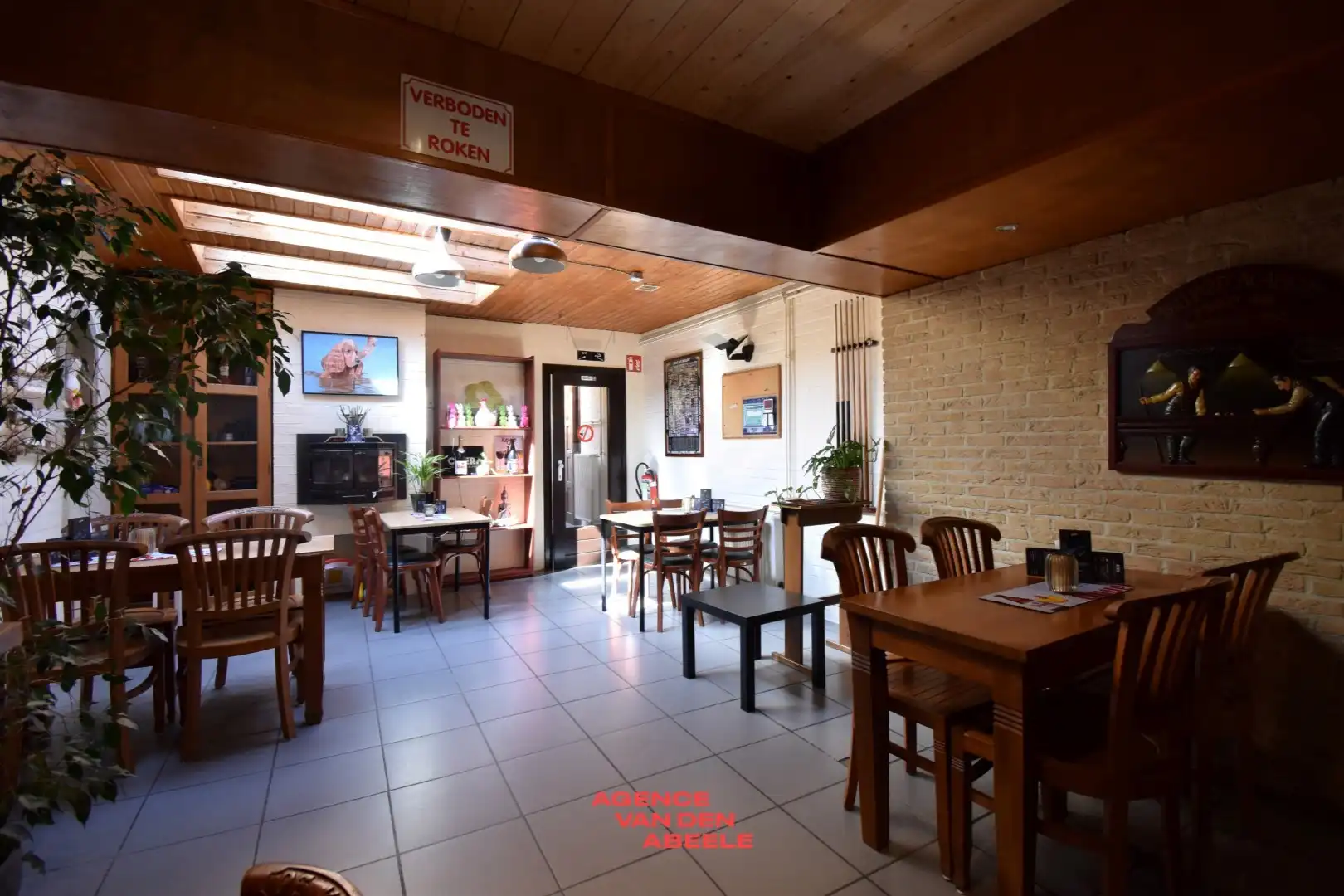 Handelspand bestaande uit eethuis met café en privé woonst foto 7