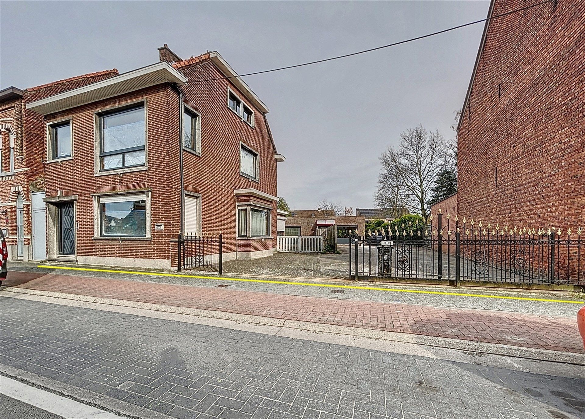 Woning  met  bijgebouw en grote  garage/werkplaats op perceel van 843 m² foto 1