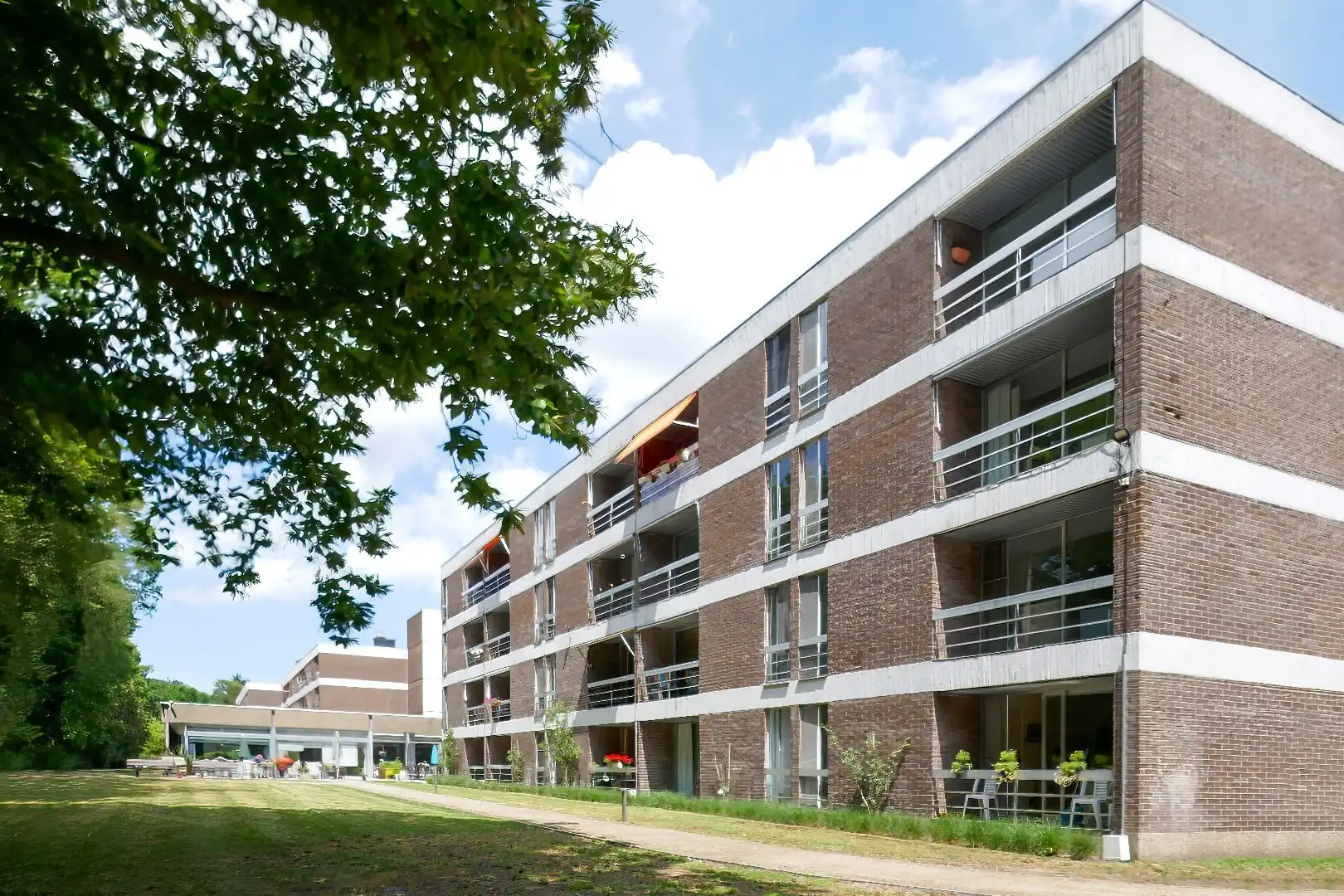 Gerenoveerde serviceflat midden het groen in Assebroek. foto 15