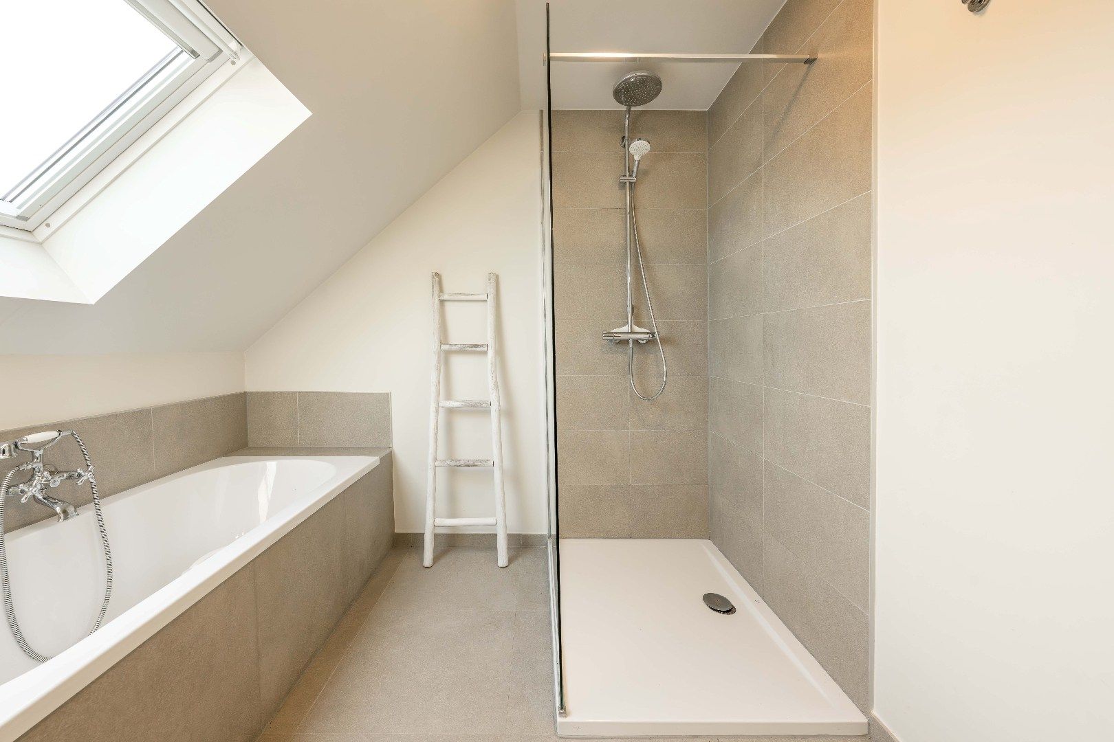 RECENTE (BJ 2020) ENERGIEZUINDIGE HALF OPEN BEBOUWING foto 15