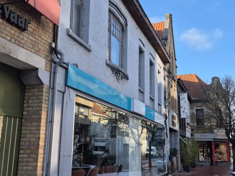 Roeselare-stadskern. Uitstekend zichtbaar gelegen gelijkvloers handelspand met extra 2 verdiepingen potentieel. Bestaande huuropbrengsten. Potentieel polyvalent pand ! foto {{pictureIndex}}