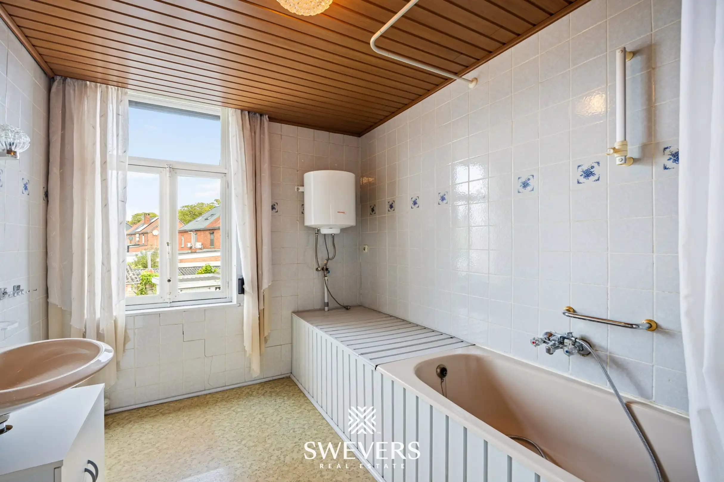 Mooi gelegen te renoveren woning, op een zonnig hoekperceel van 2a57ca foto 14