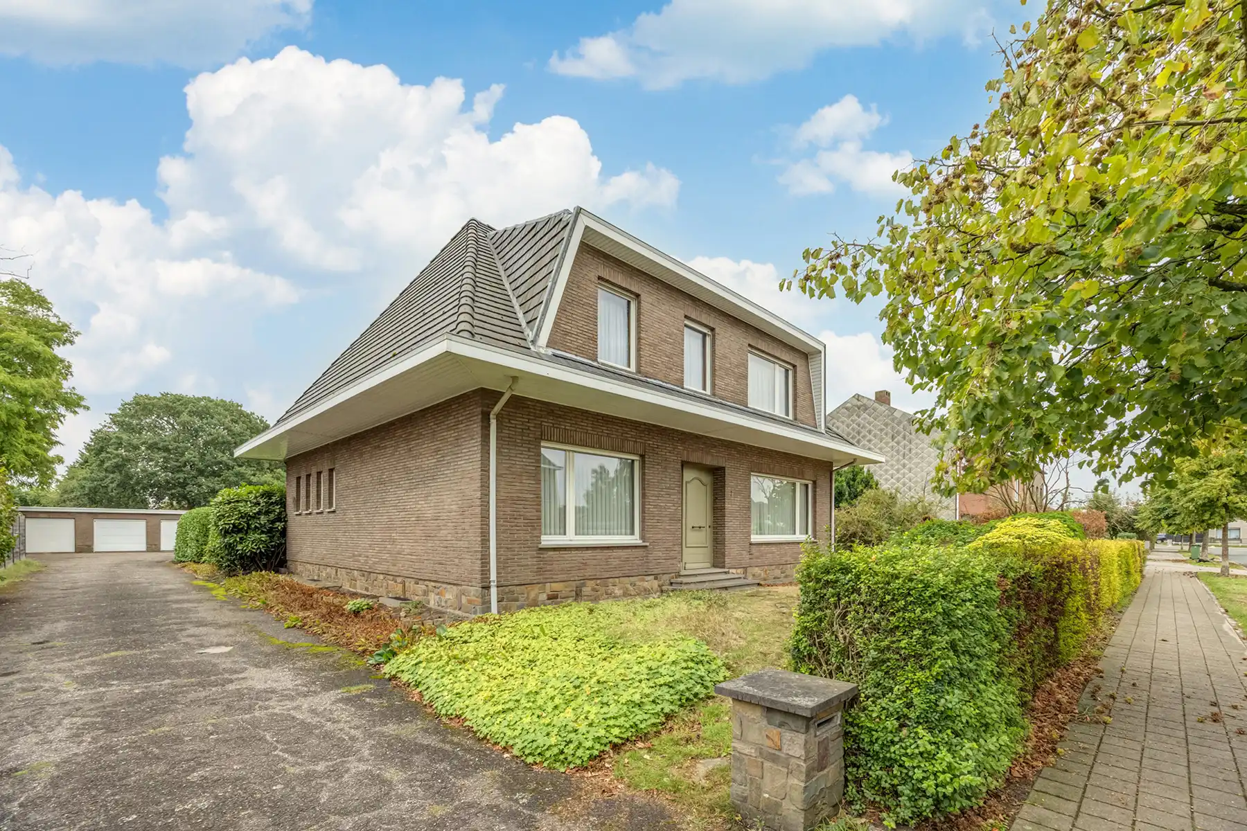 Landhuis met private tuin, vier slaapkamers en twee garages foto 26