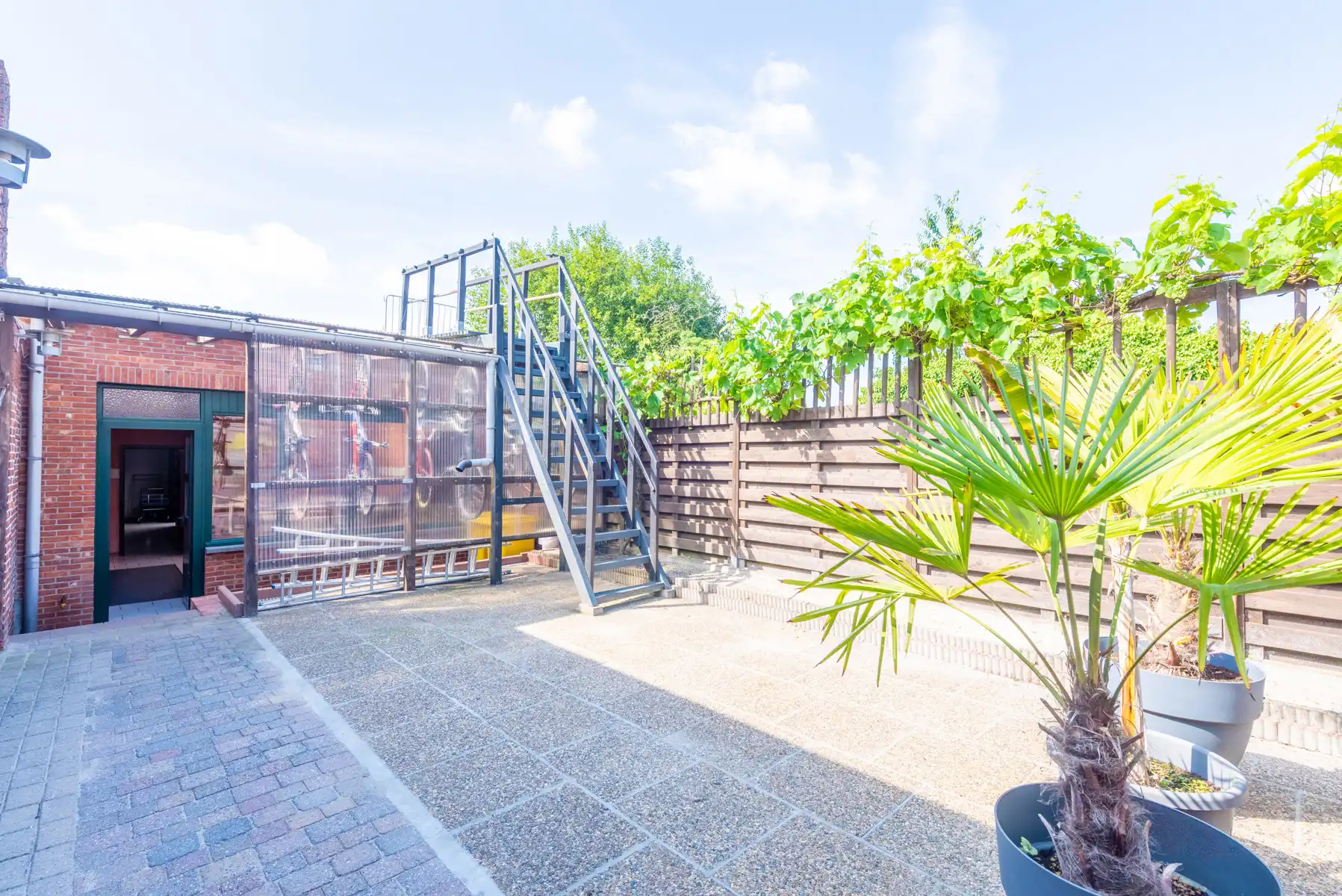 Ruim, startklaar handelspand met woonst op toplocatie foto 14