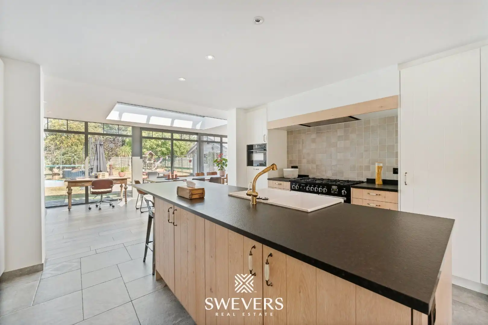 Ruime open bebouwing met nieuwe keuken en veranda foto 7