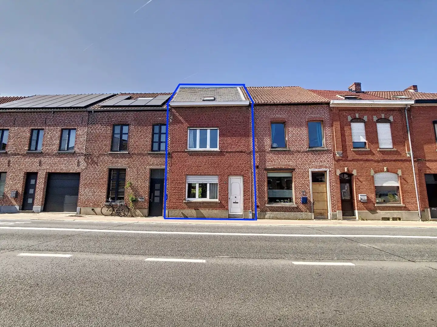 Centraal gelegen woning met twee ruime slaapkamers, zonnige tuin en droge kelder - EPC 252 kWh/m² - bewoonbare oppervlakte van 143 m² foto {{pictureIndex}}