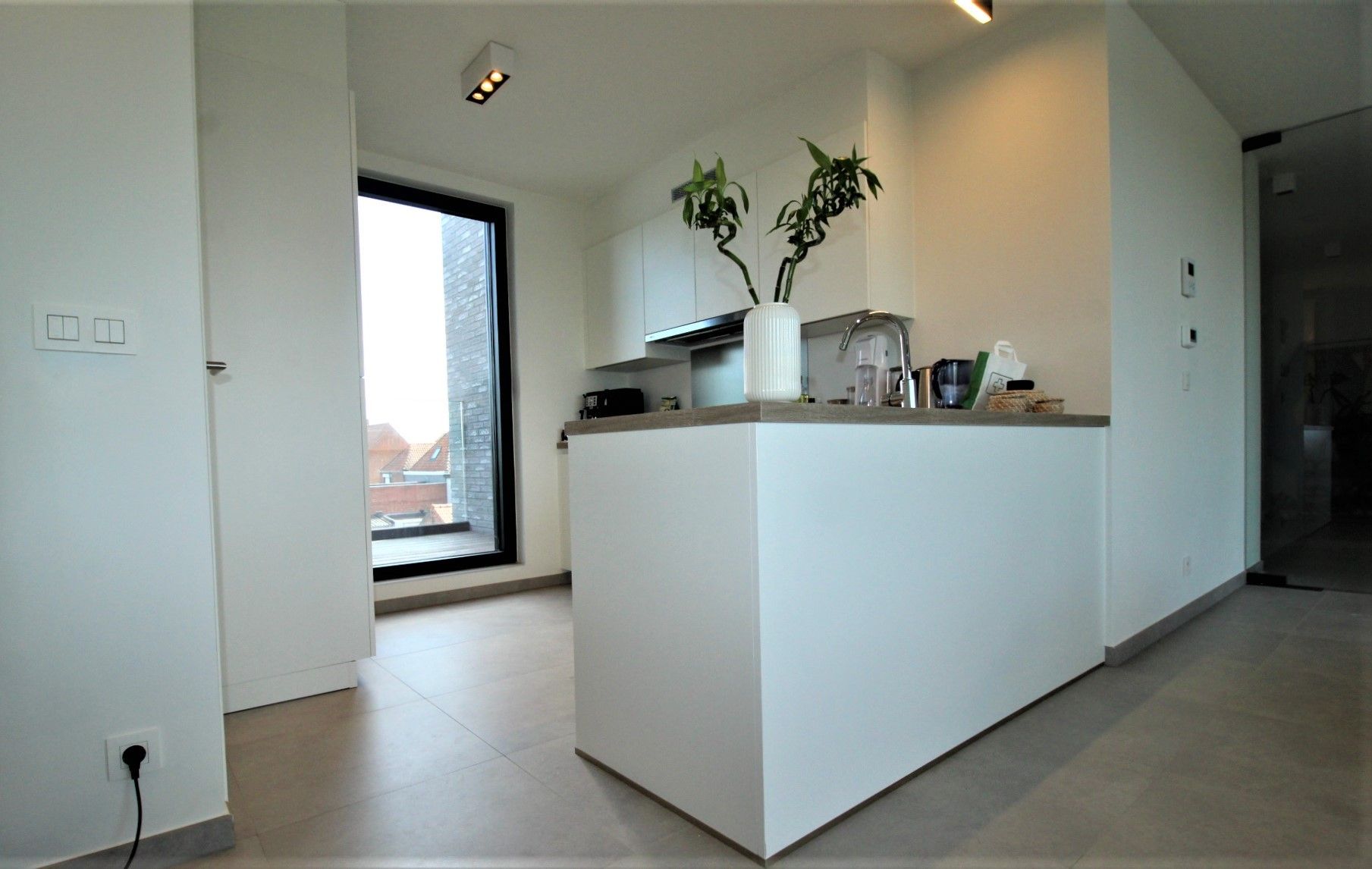 Luxe nieuwbouwappartement met panoramisch terras in hartje Sint-Eloois-Vijve foto 5