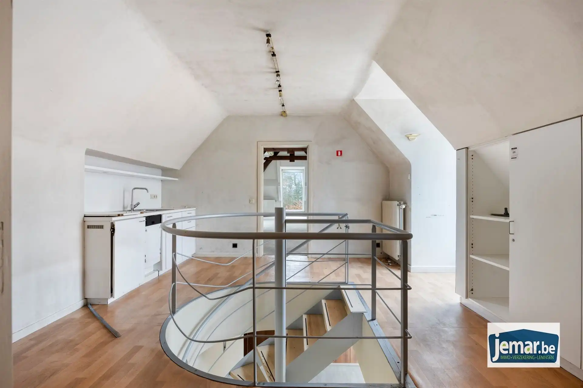 Villa met professionele opslagruimte, kelder en kantoorruimtes. foto 44