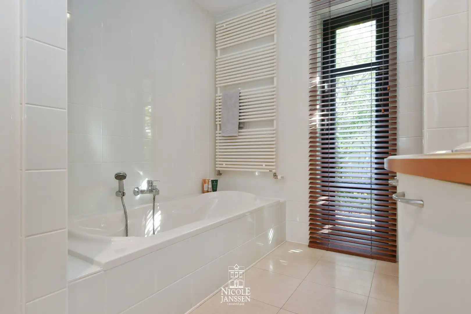 Ruime woning met zwembad foto 14