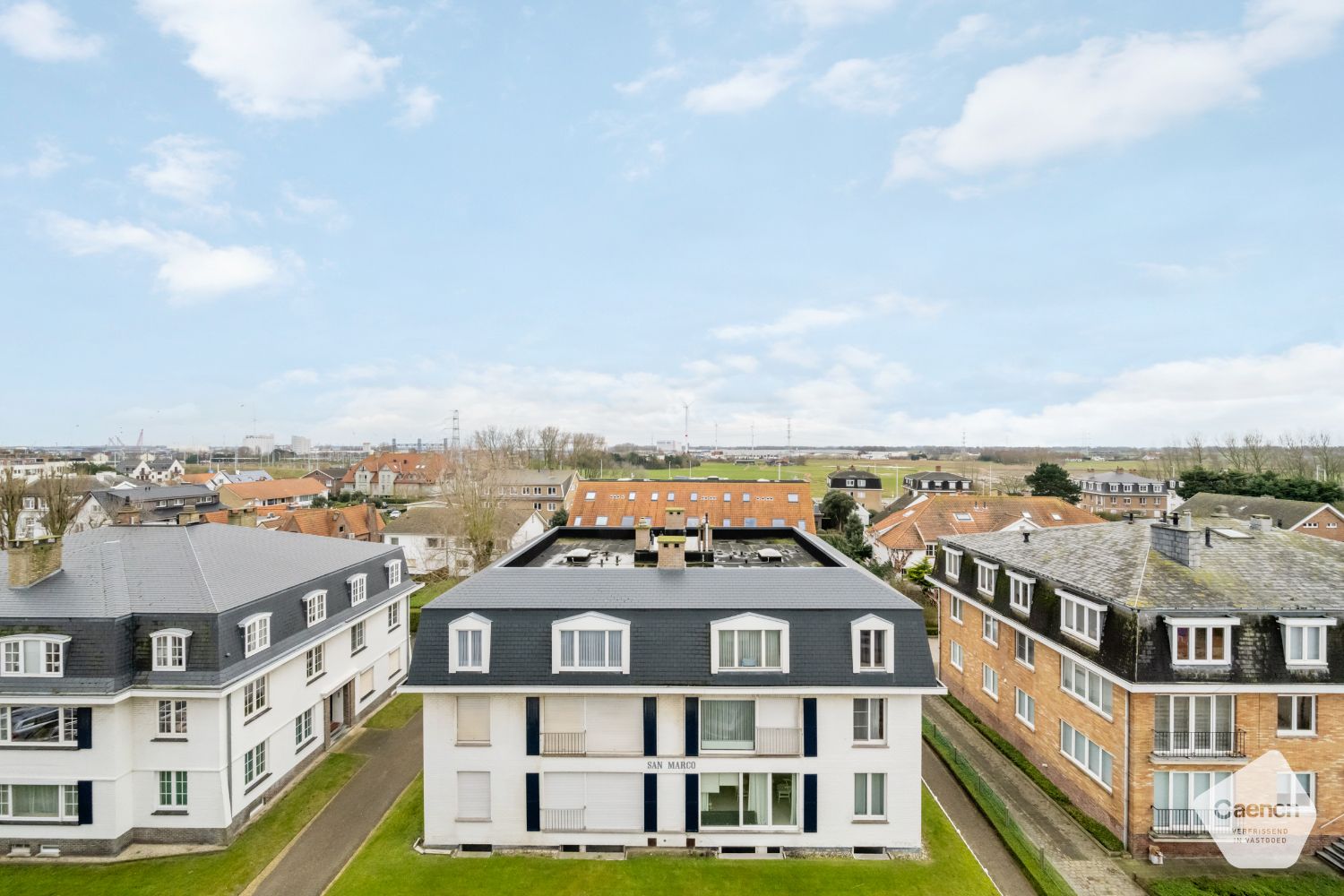 Ruim 4 slaapkamer appartement met zongericht terras en foto 23