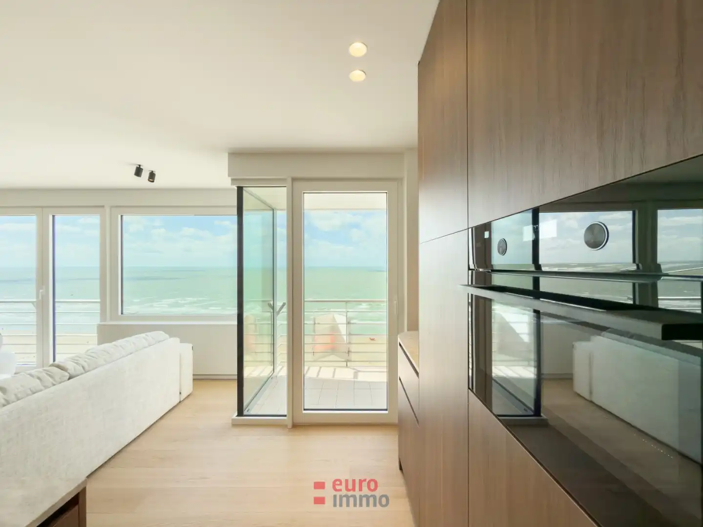 Uniek zeedijkappartement met adembenemende zichten op de 15e verdieping foto {{pictureIndex}}