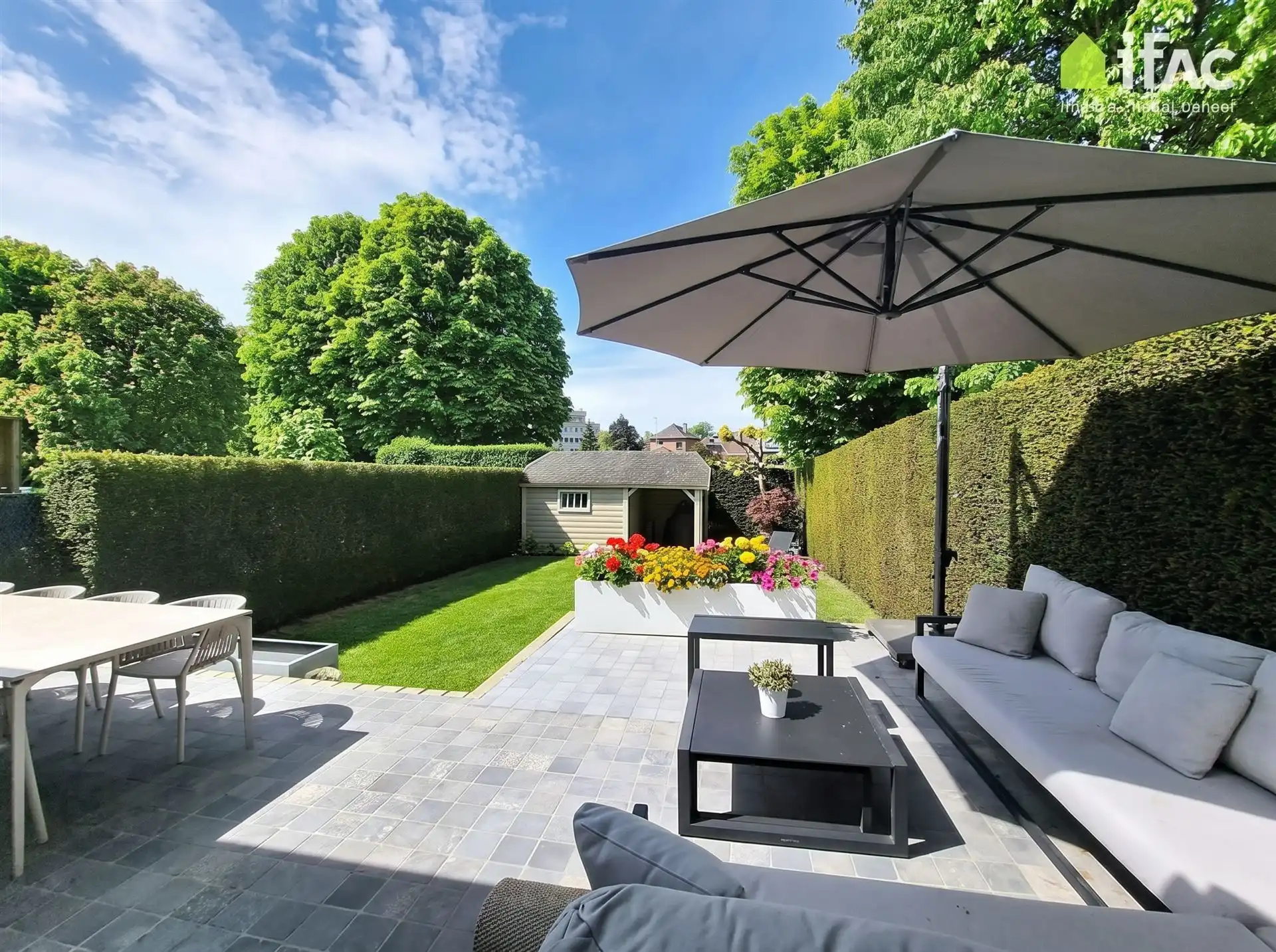 Luxe gerenoveerde 3-gevel met 2 parkings en tuin foto 3