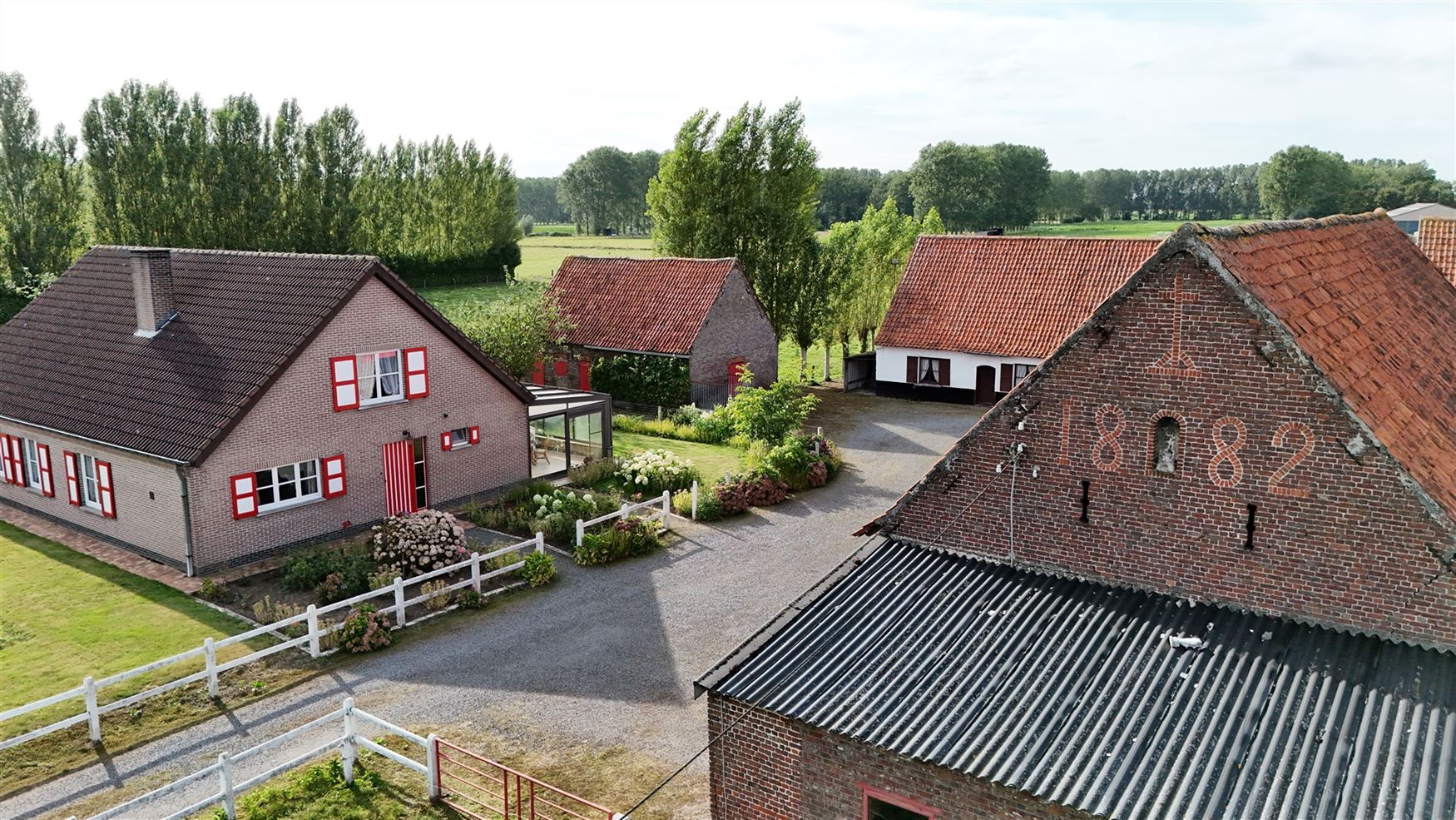 Hoeve met bijgebouwen op riant perceel foto 2