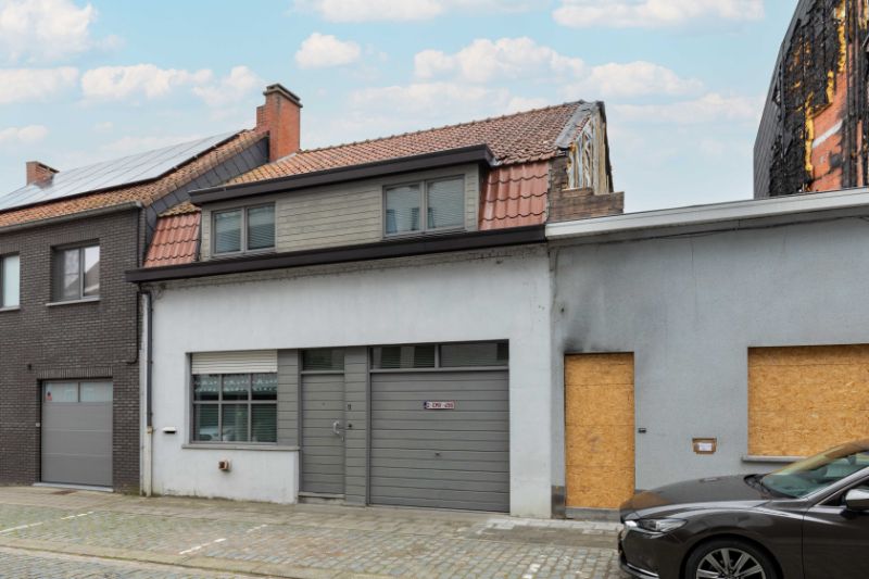 Oostnieuwkerke-Centrum. Uitstekend gelegen te vernieuwen woning met garage en aantrekkelijke tuin. 3 slaapkamer + polyvalente ruimte. Achterbouw vernieuwd. foto 2