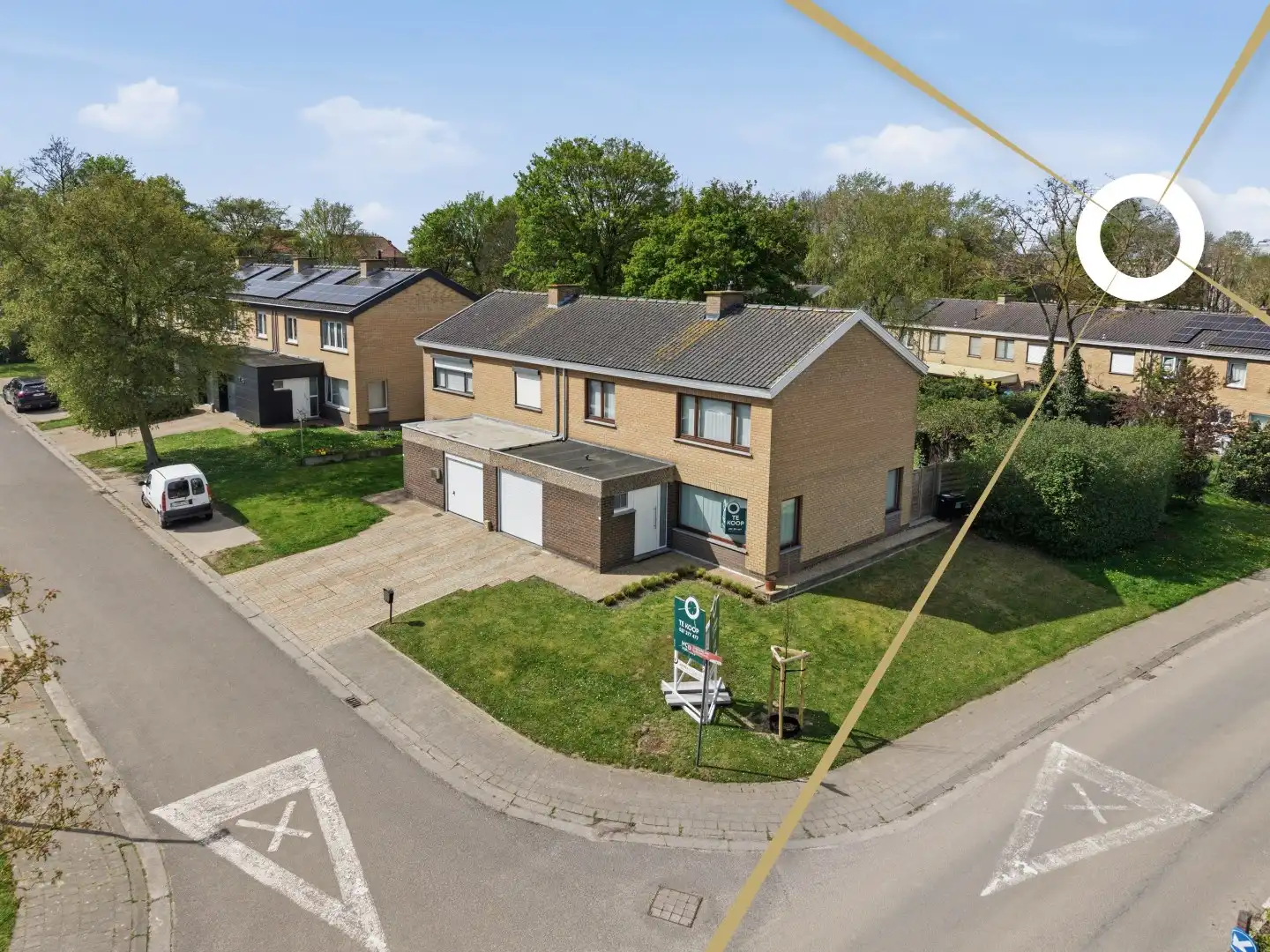 Ruim wonen in alle rust: halfopen woning met 4 slaapkamers in Ieper foto {{pictureIndex}}