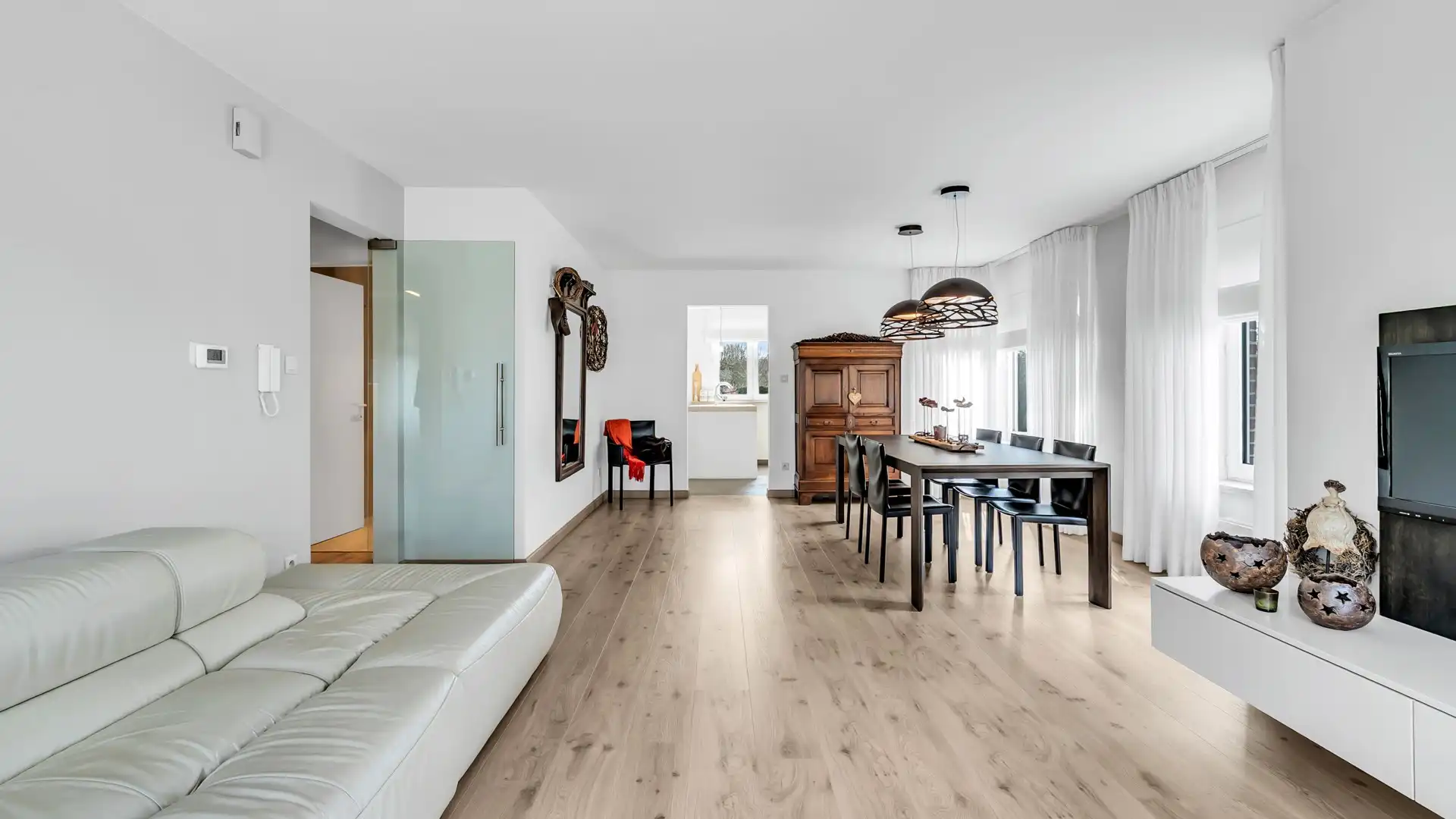 Gerenoveerd en lichtrijk appartement met 2 slkprs in As foto 3