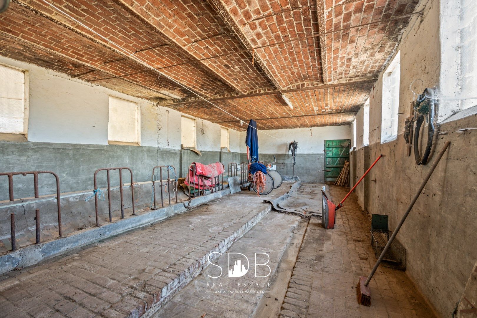 Charmante hoeve met bijgebouwen en graslanden op 27.559m² foto 19