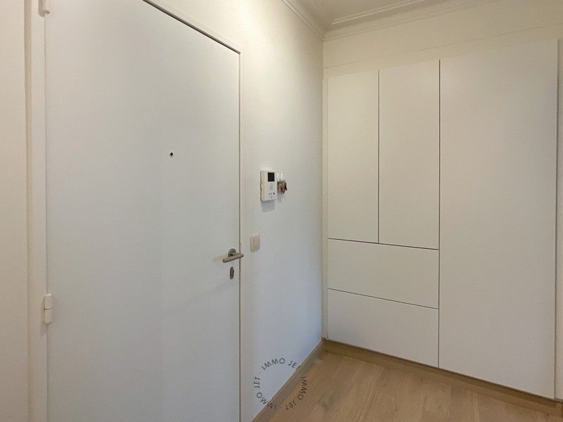 Volledig vernieuwd instapklaar appartement met autostaanplaats in hartje Beveren foto 2