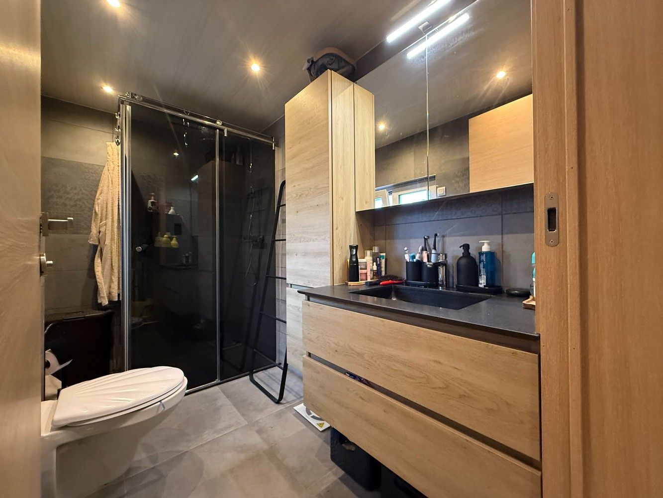 Handelspand met woongelegenheid op uitstekende locatie foto 12