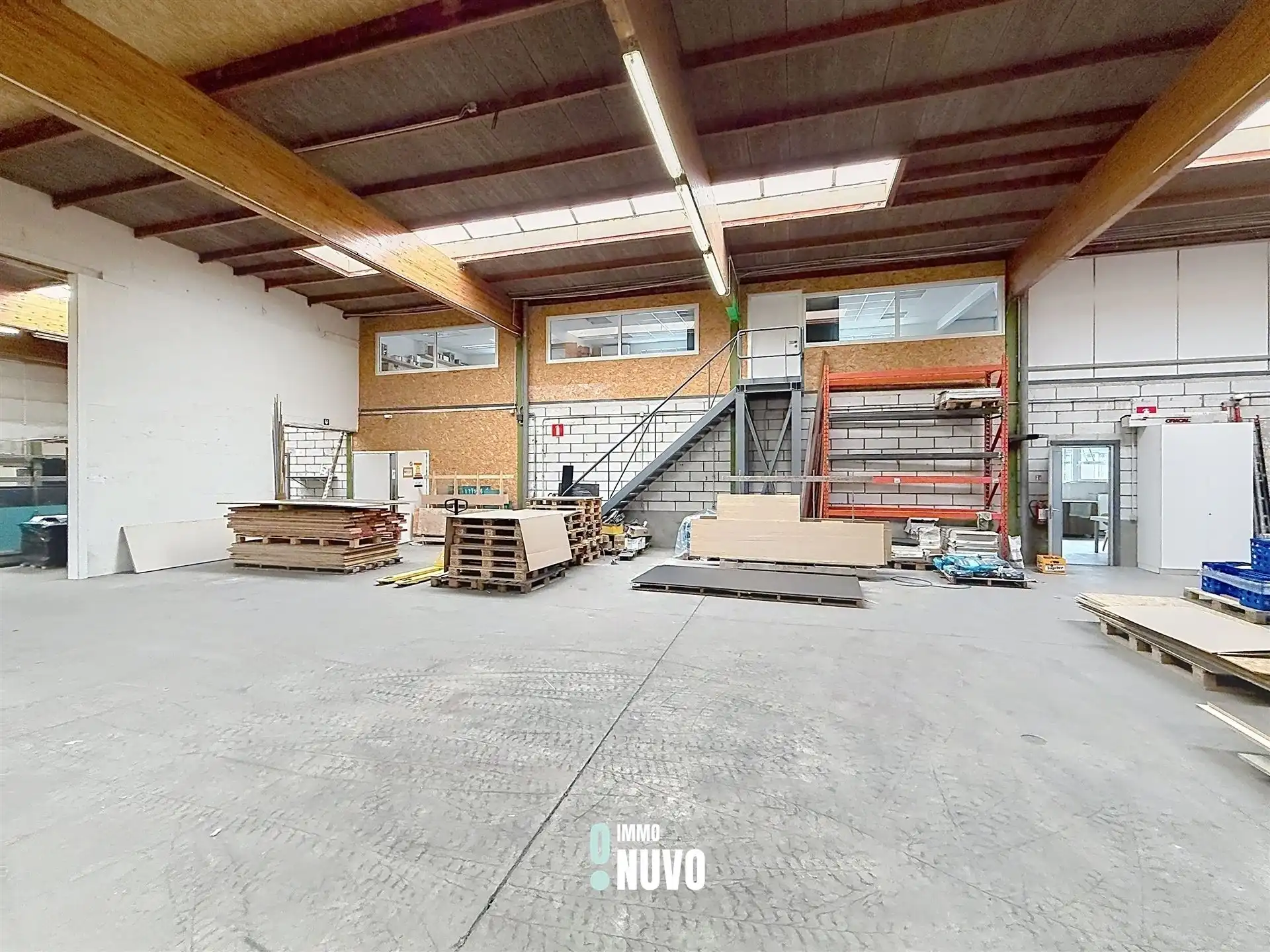 Magazijnen + Kantoren + Showroom foto 2