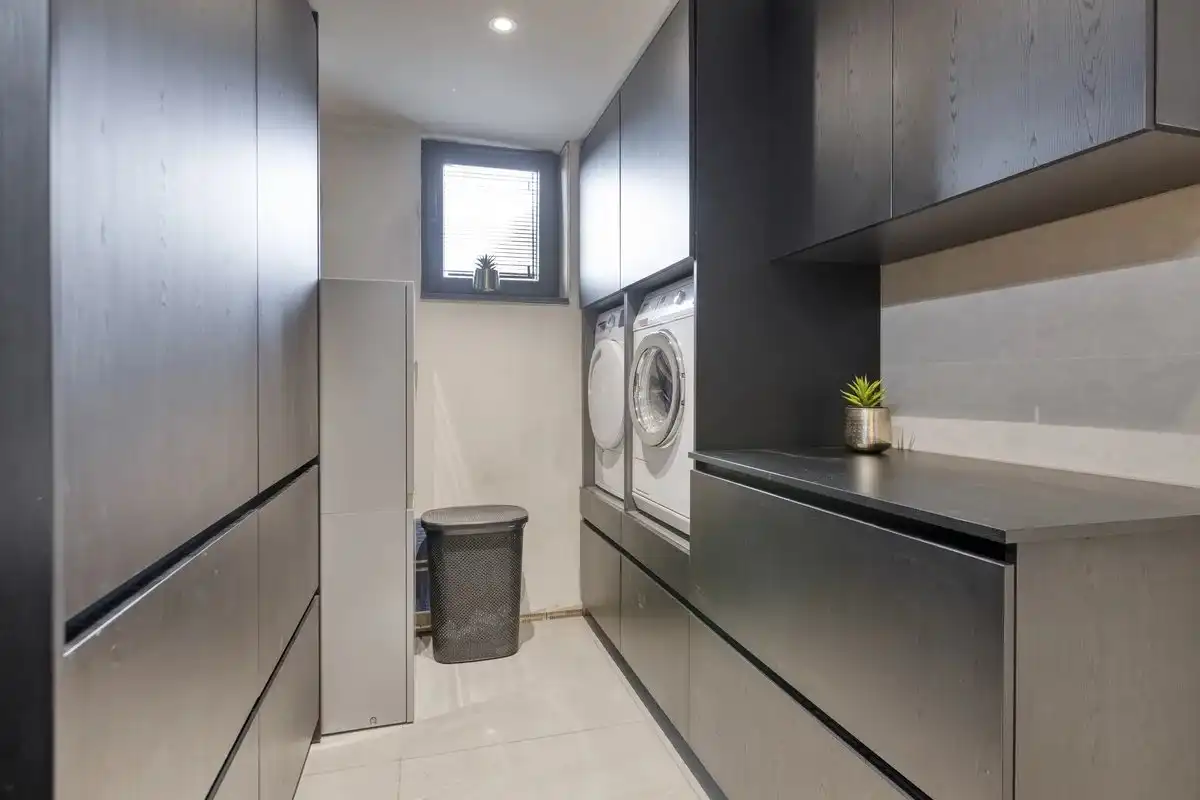 Zeer ruim handelspand met tuin en exclusief triplex  appartement met privé-lift en 2 slaapkamers, garage en staanplaats. foto 18