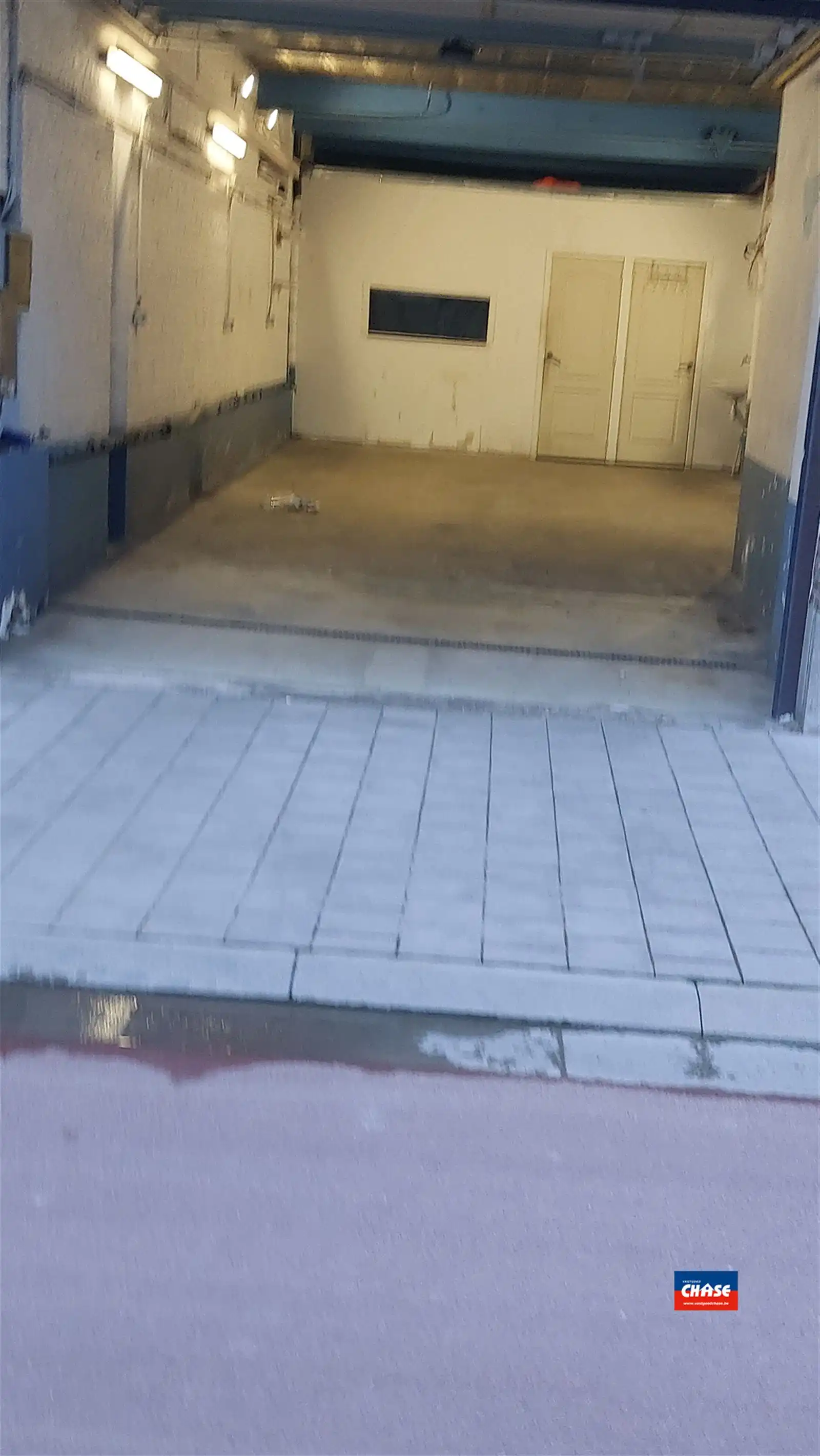 Magazijn / Opslagruimte met automatische sectionale poort foto 11